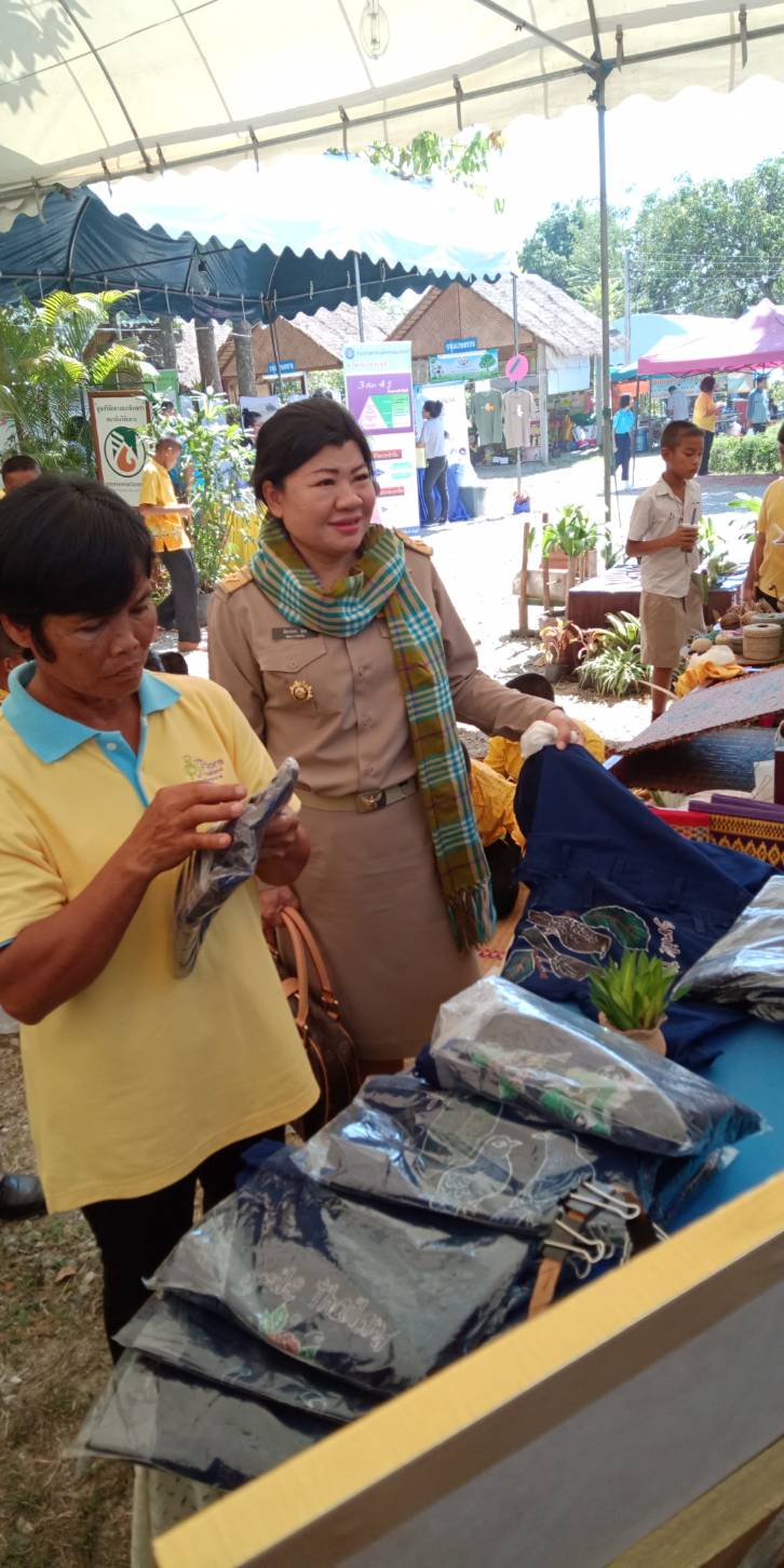 @แปดริ้ว:พจ.เยี่่ยมชมกิจกรรมพัฒนาชุมชน “วันพ่อแห่งชาติ และวันดินโลก”