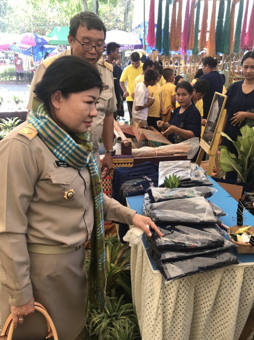 @แปดริ้ว:พจ.เยี่่ยมชมกิจกรรมพัฒนาชุมชน “วันพ่อแห่งชาติ และวันดินโลก”