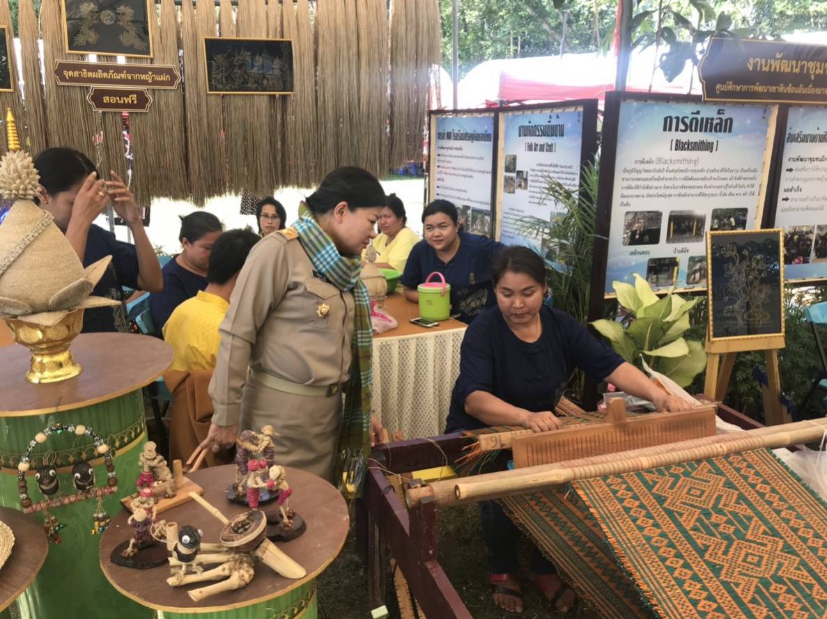 @แปดริ้ว:พจ.เยี่่ยมชมกิจกรรมพัฒนาชุมชน “วันพ่อแห่งชาติ และวันดินโลก”