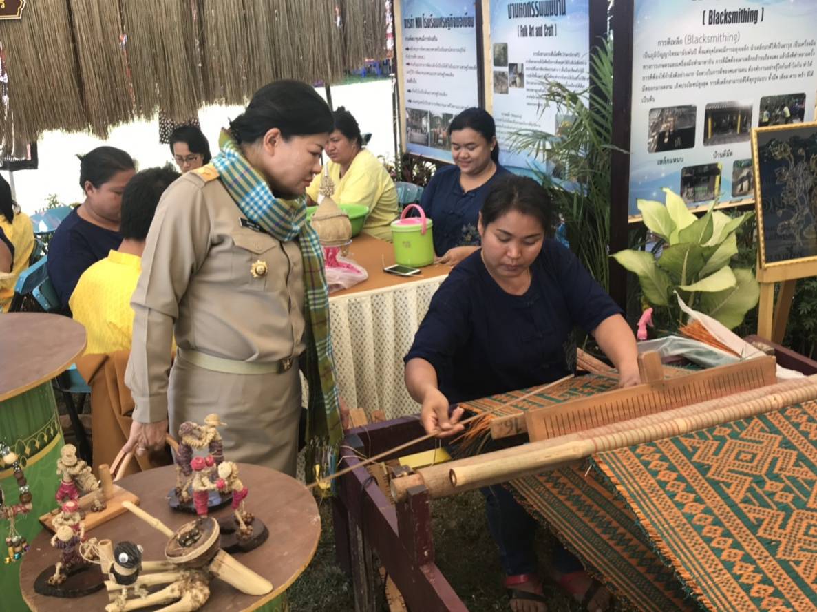 @แปดริ้ว:พจ.เยี่่ยมชมกิจกรรมพัฒนาชุมชน “วันพ่อแห่งชาติ และวันดินโลก”