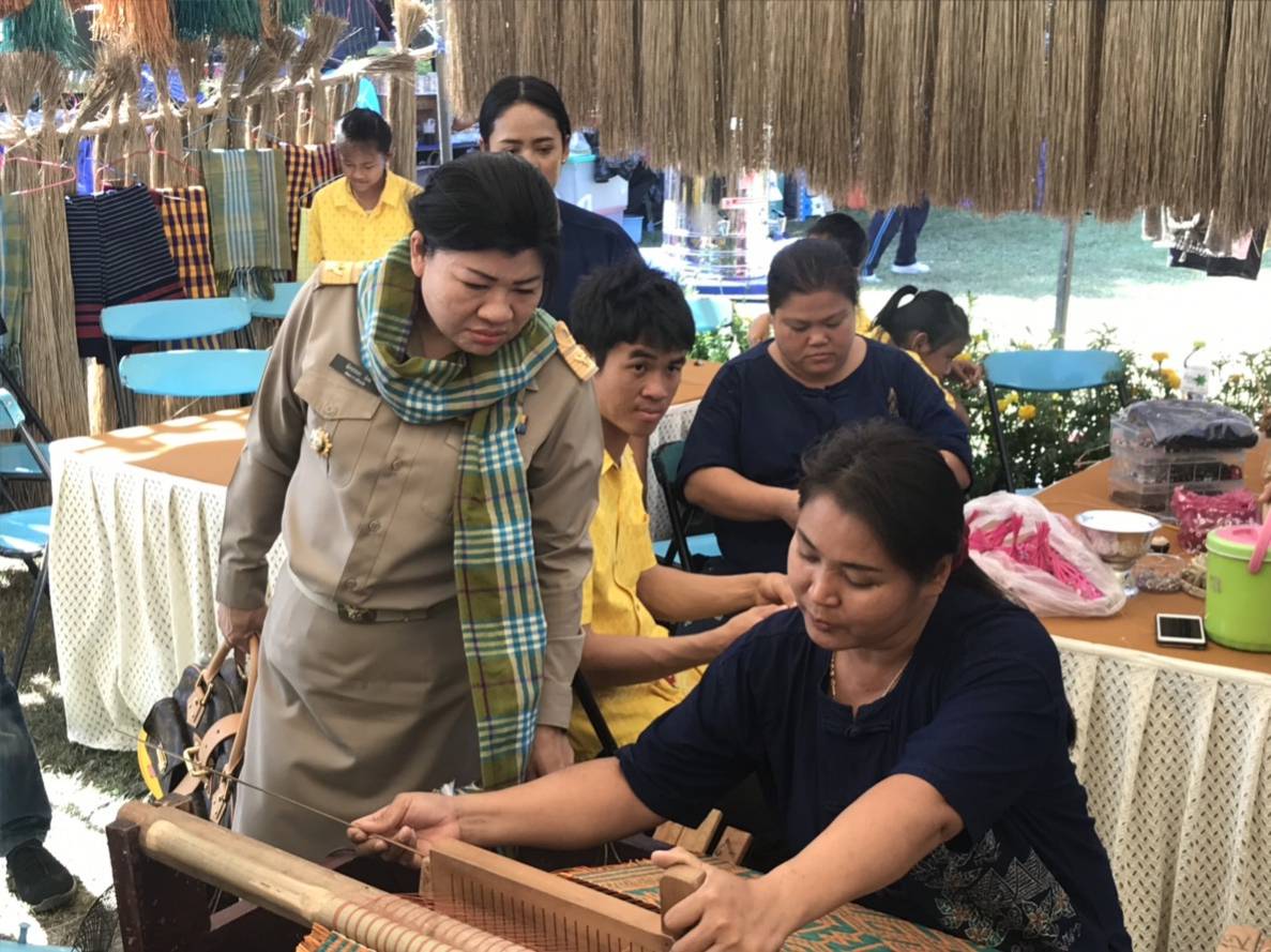 @แปดริ้ว:พจ.เยี่่ยมชมกิจกรรมพัฒนาชุมชน “วันพ่อแห่งชาติ และวันดินโลก”