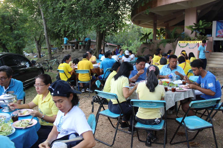 @แปดริ้ว:สวัสดีปีใหม่ ๒๕๖๒ “ก้าวสู่ปีใหม่ด้วยรอยยิ้มและความสุข”