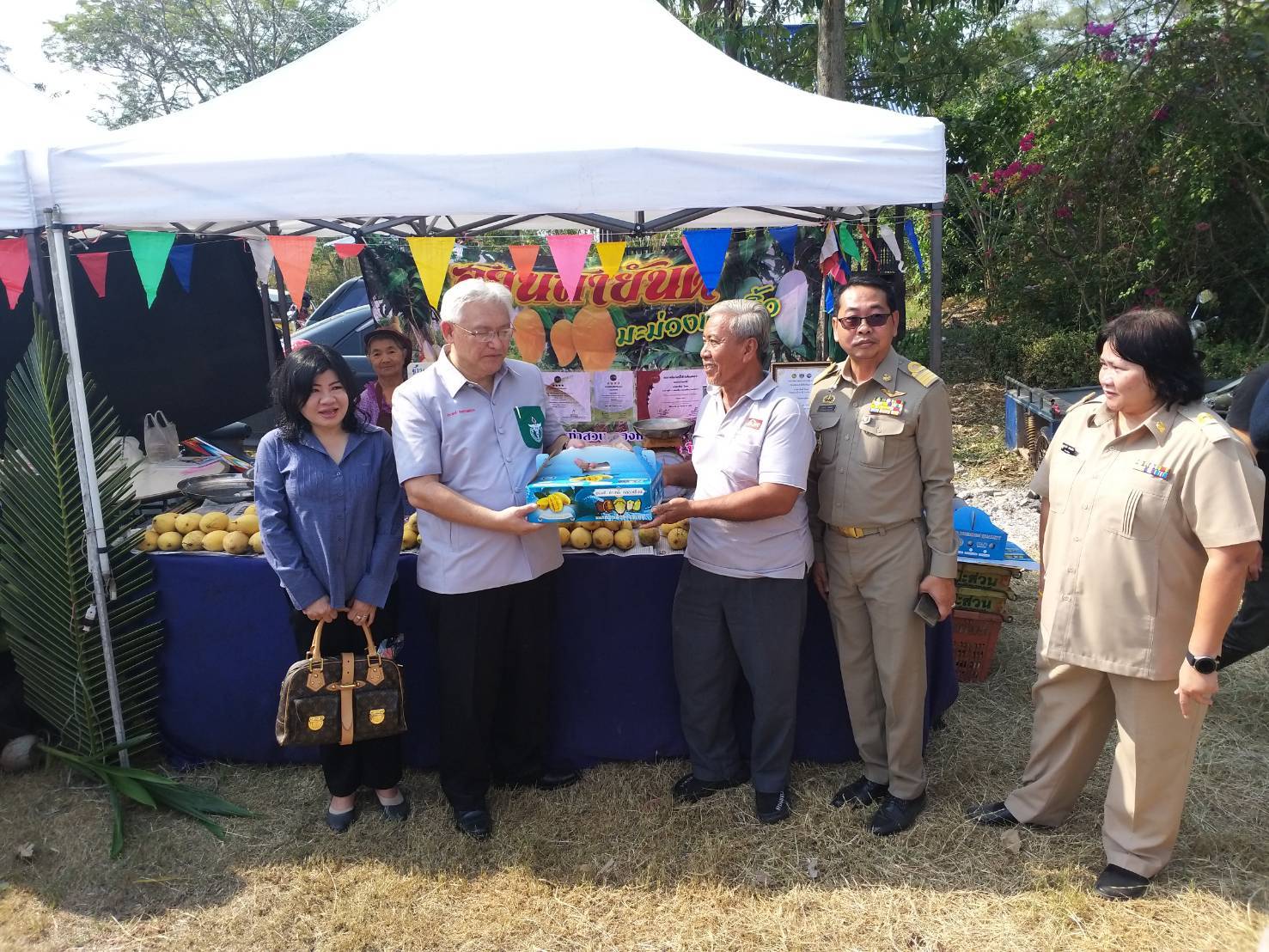 @แปดริ้ว: ออกหน่วยแพทย์ พอ.สว.และโครงการบำบัดทุกข์ บำรุงสุข อำเภอคลองเขื่อน