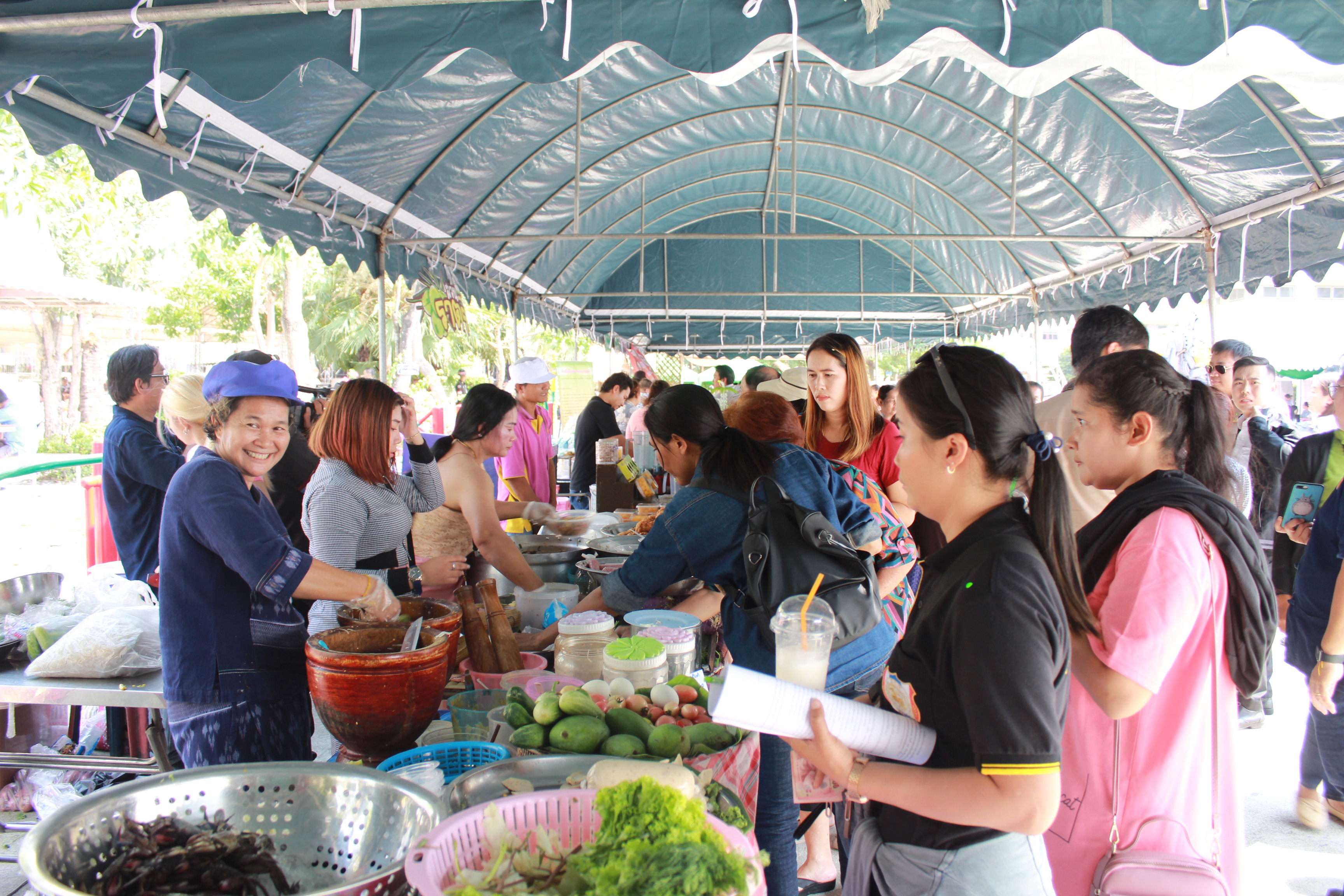 @แปดริ้ว:อธิบดี พช. เยี่ยมชมให้กำลังใจผู้ผลิต/ผู้ประกอบการ OTOP ฉะเชิงเทรา