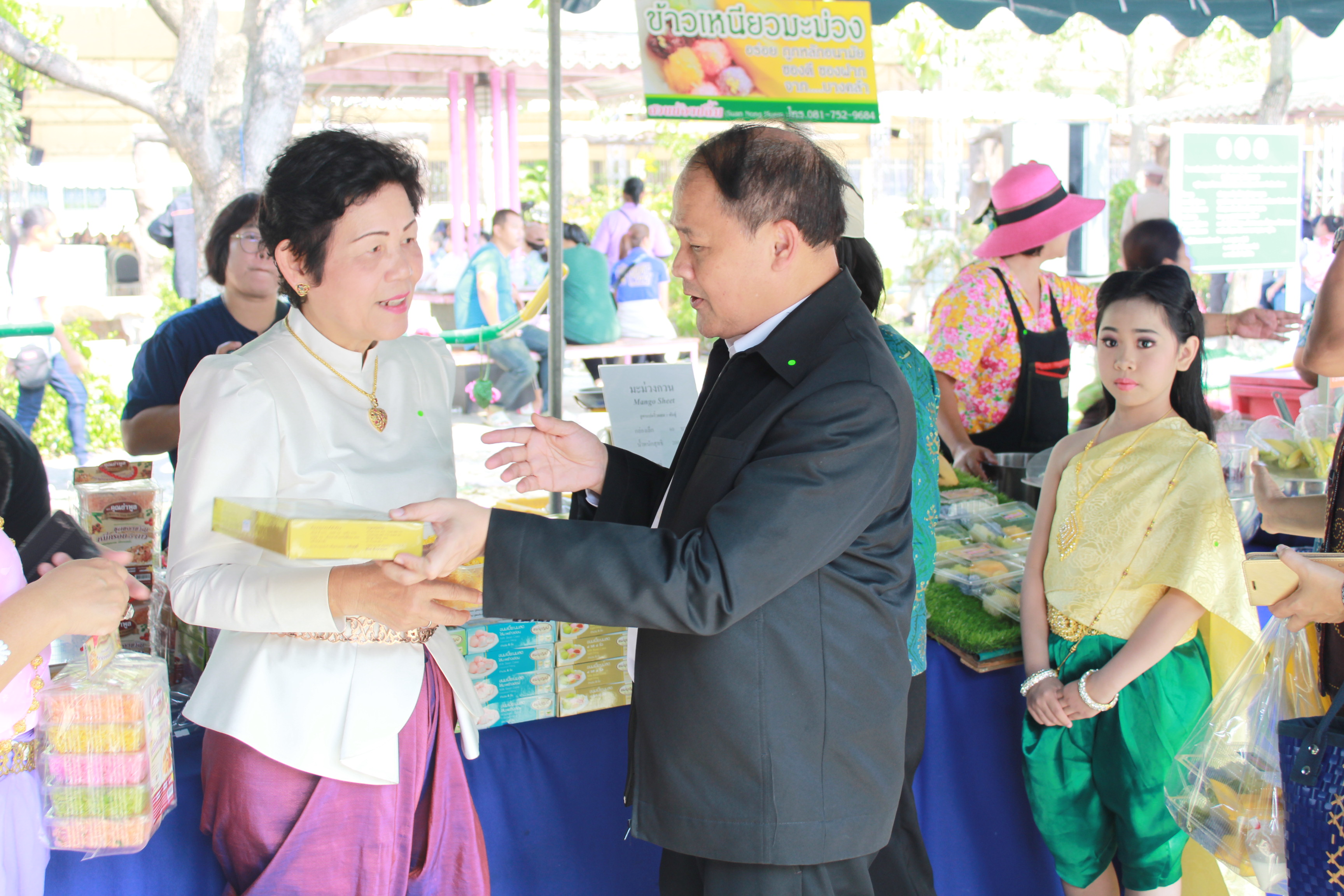 @แปดริ้ว:อธิบดี พช. เยี่ยมชมให้กำลังใจผู้ผลิต/ผู้ประกอบการ OTOP ฉะเชิงเทรา