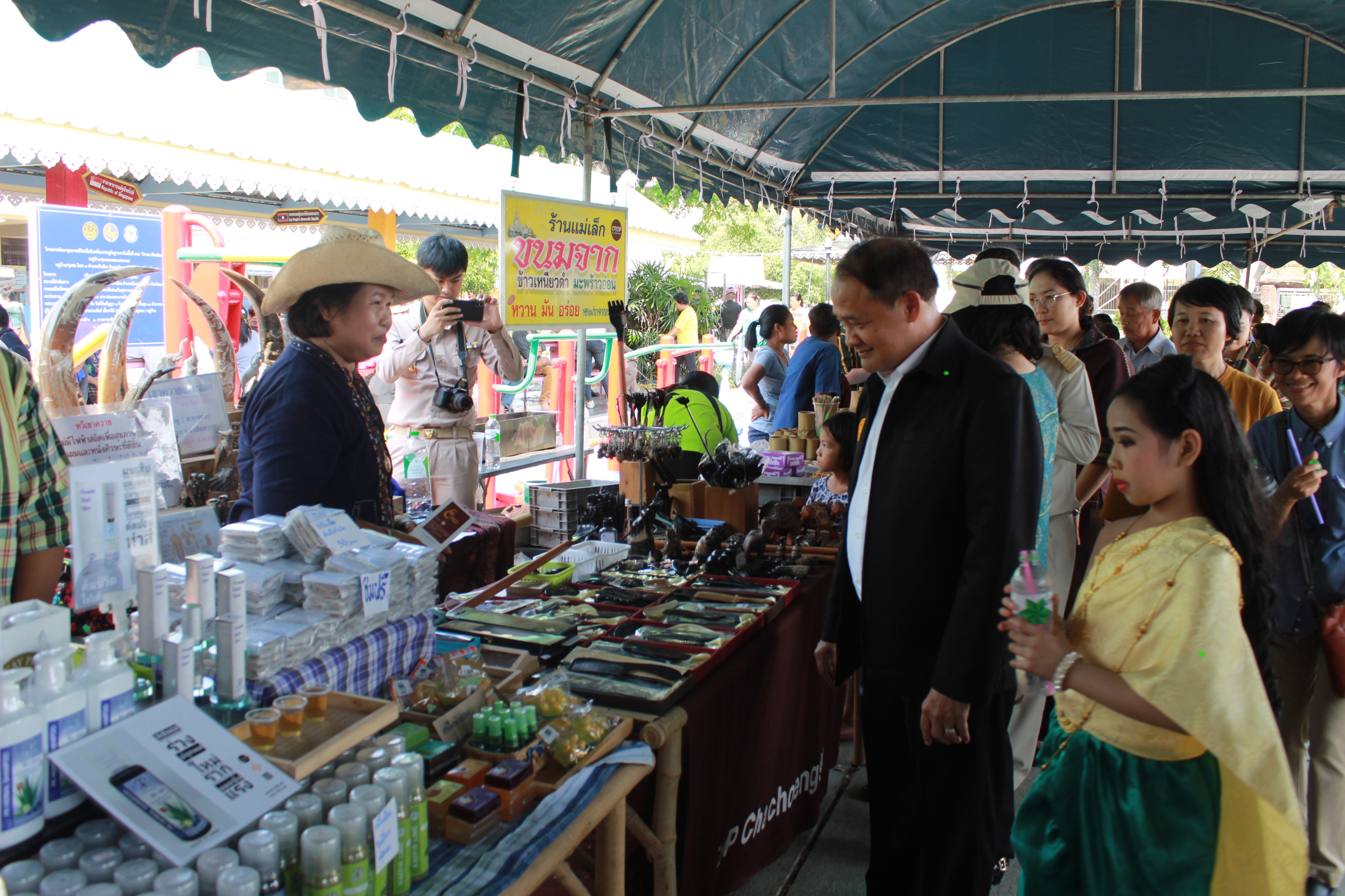 @แปดริ้ว:อธิบดี พช. เยี่ยมชมให้กำลังใจผู้ผลิต/ผู้ประกอบการ OTOP ฉะเชิงเทรา