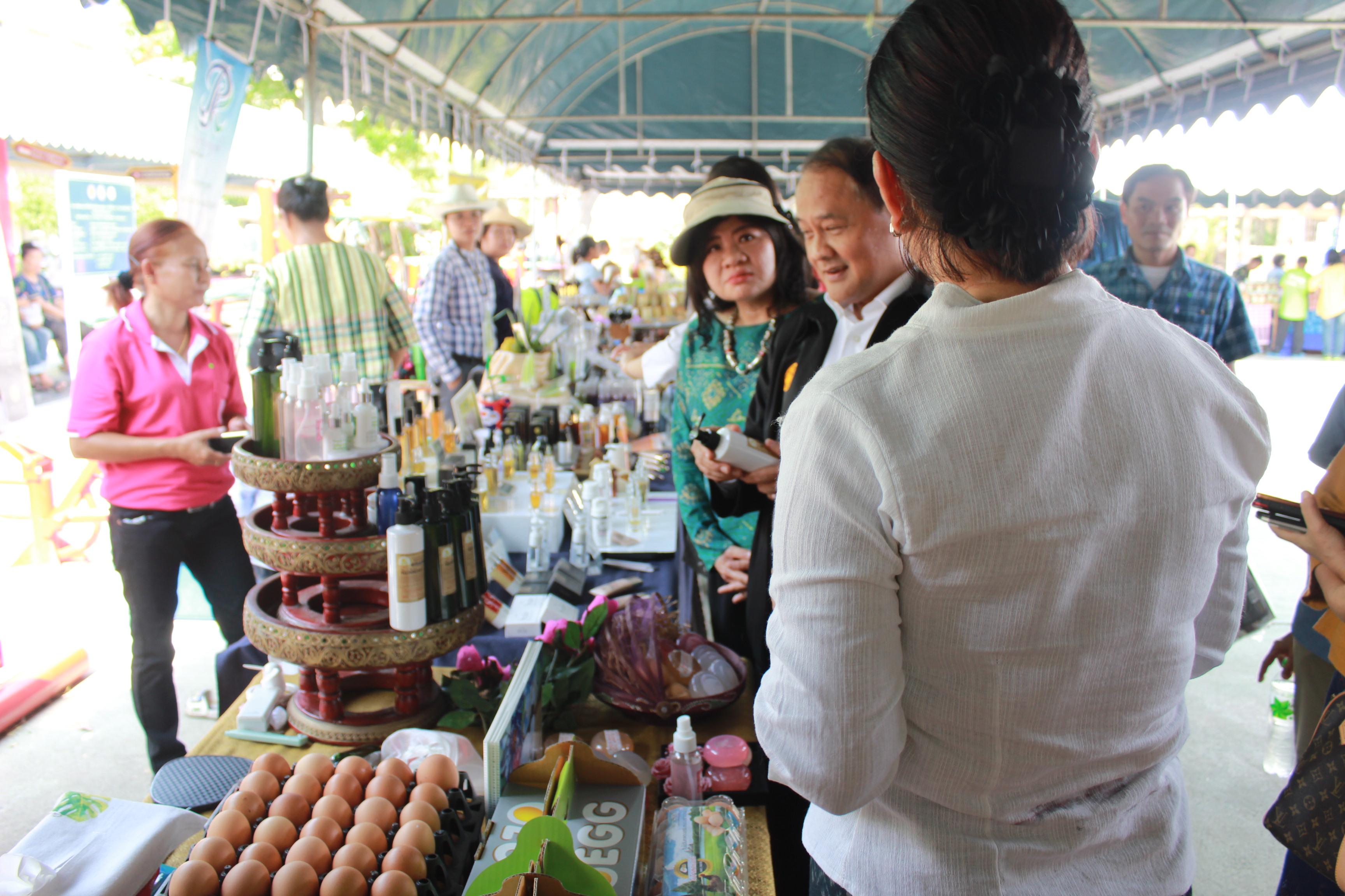 @แปดริ้ว:อธิบดี พช. เยี่ยมชมให้กำลังใจผู้ผลิต/ผู้ประกอบการ OTOP ฉะเชิงเทรา