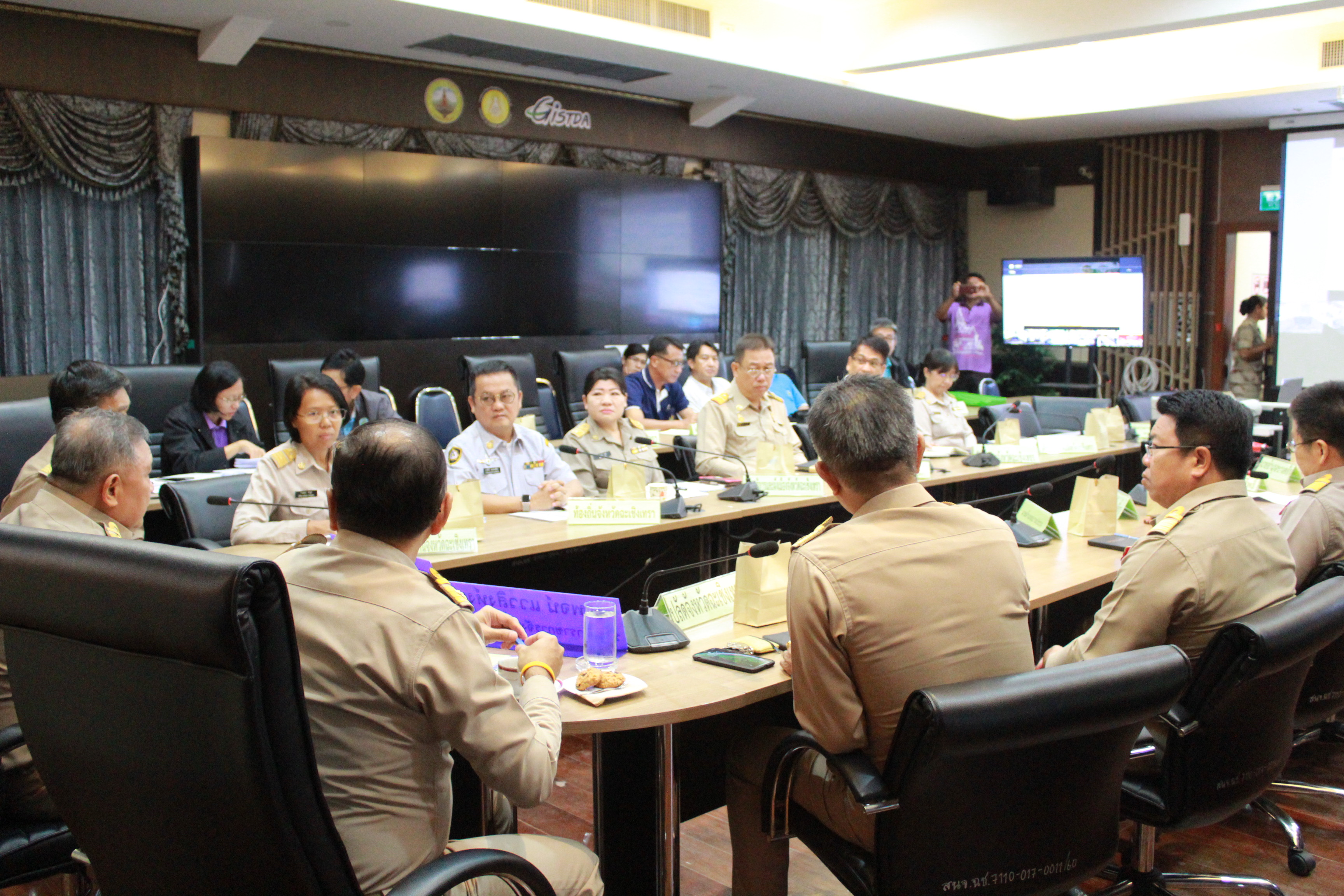 @แปดริ้ว:ห้องประชุมศูนย์อาเซียน>รับฟังการมอบนโยบายของกระทรวงมหาดไทยแก่ผู้บริหารและผู้ว่าราชการจังหวัดทั่วประเทศ