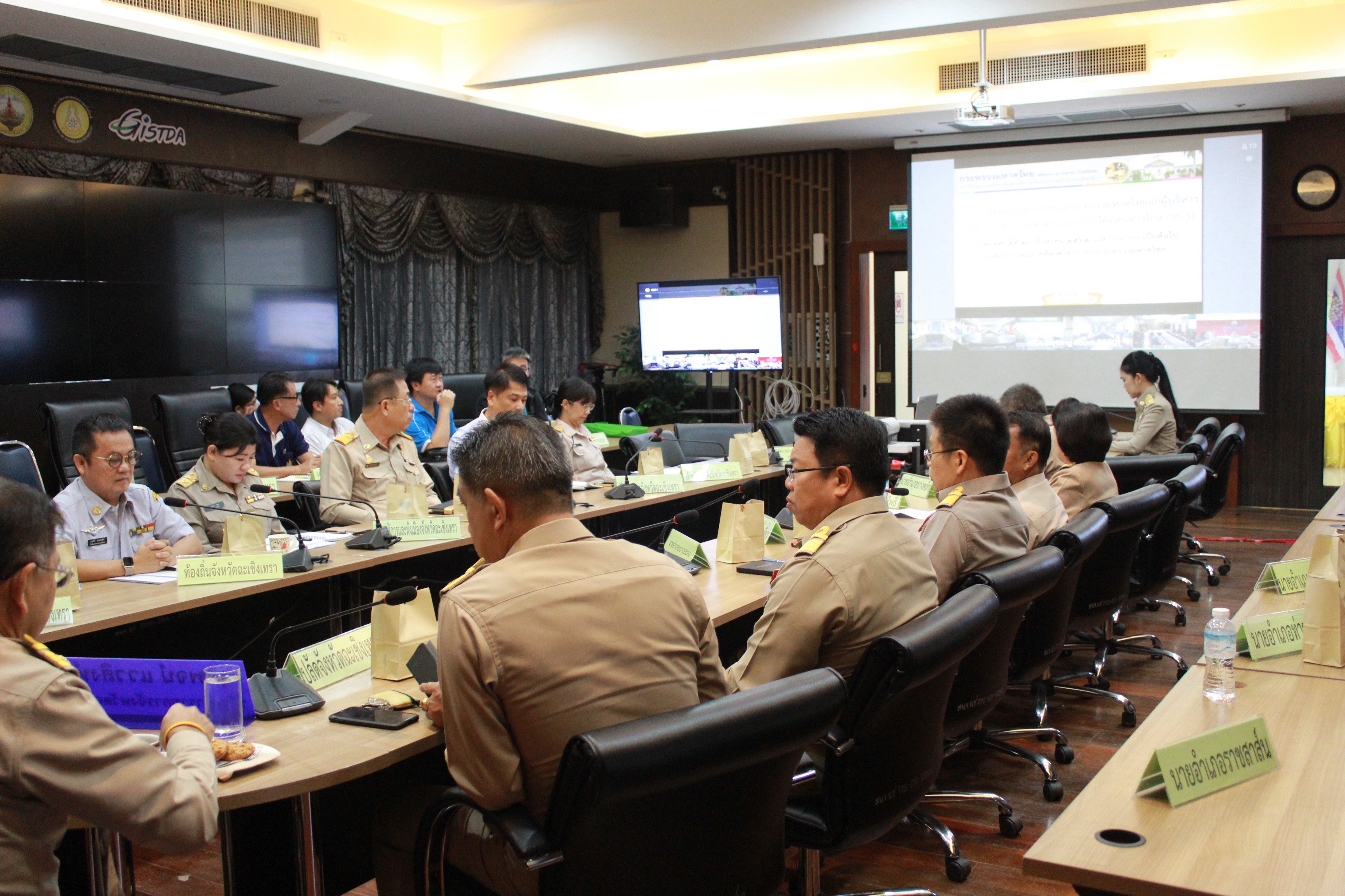 @แปดริ้ว:ห้องประชุมศูนย์อาเซียน>รับฟังการมอบนโยบายของกระทรวงมหาดไทยแก่ผู้บริหารและผู้ว่าราชการจังหวัดทั่วประเทศ
