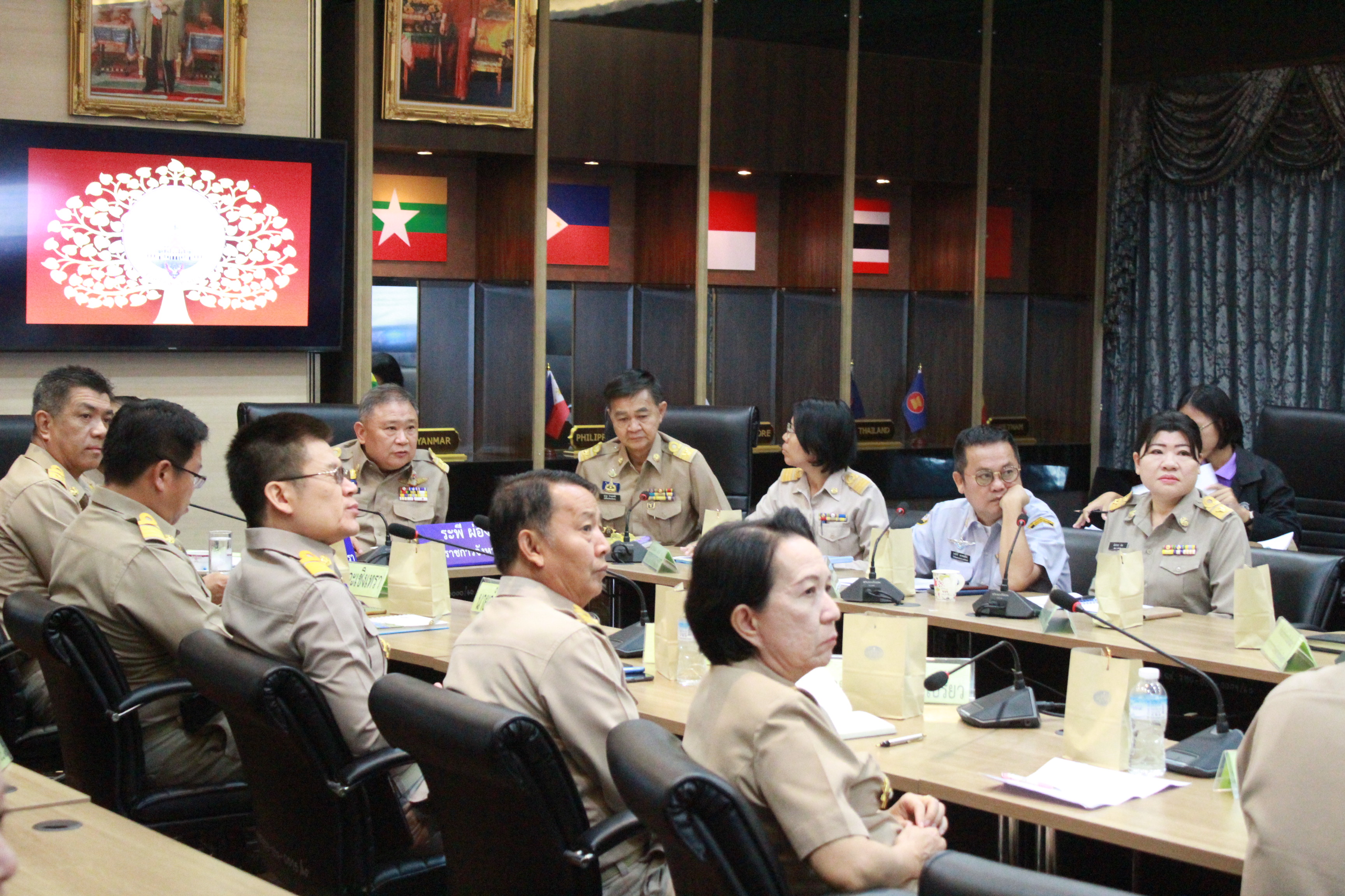 @แปดริ้ว:ห้องประชุมศูนย์อาเซียน>รับฟังการมอบนโยบายของกระทรวงมหาดไทยแก่ผู้บริหารและผู้ว่าราชการจังหวัดทั่วประเทศ