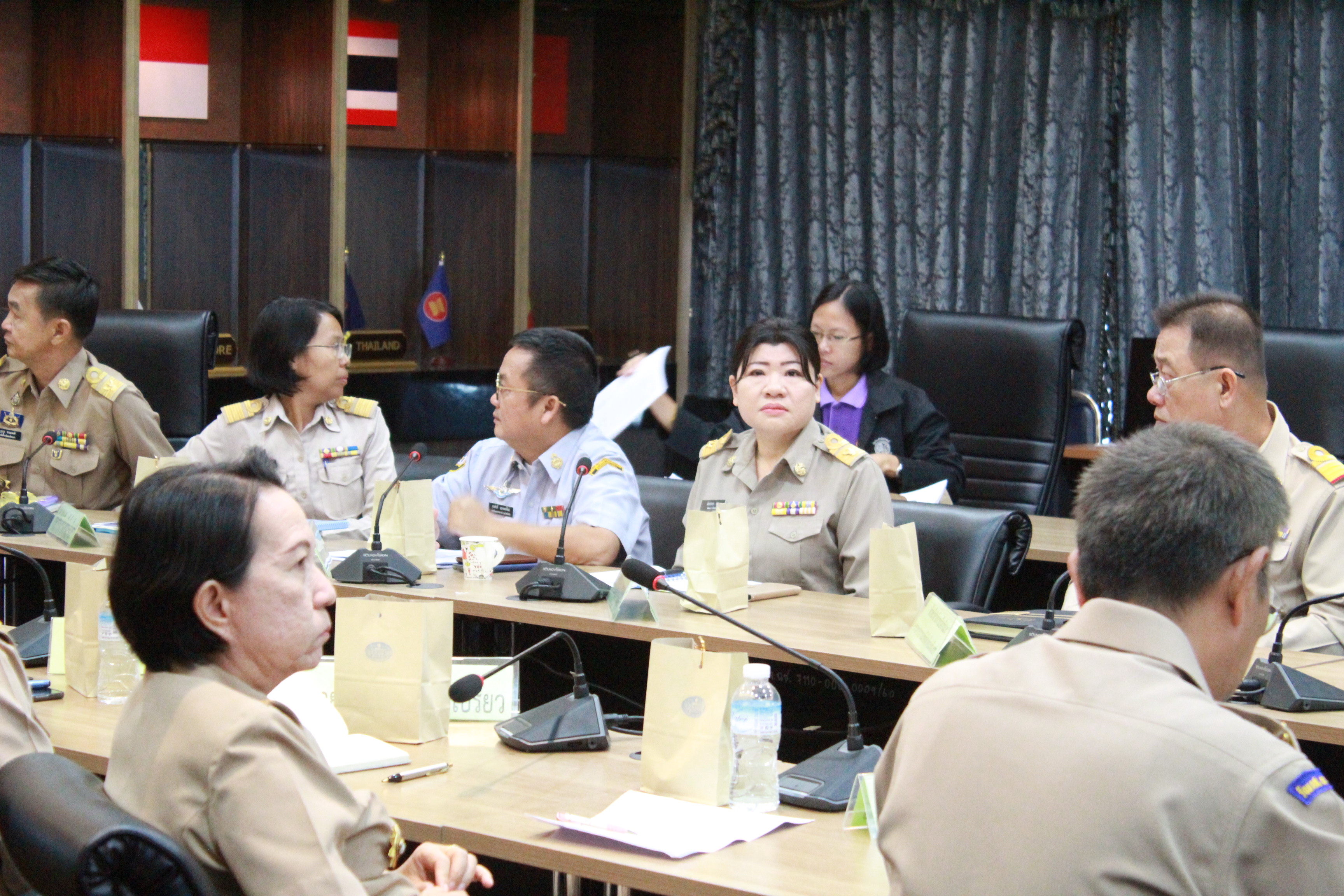 @แปดริ้ว:ห้องประชุมศูนย์อาเซียน>รับฟังการมอบนโยบายของกระทรวงมหาดไทยแก่ผู้บริหารและผู้ว่าราชการจังหวัดทั่วประเทศ