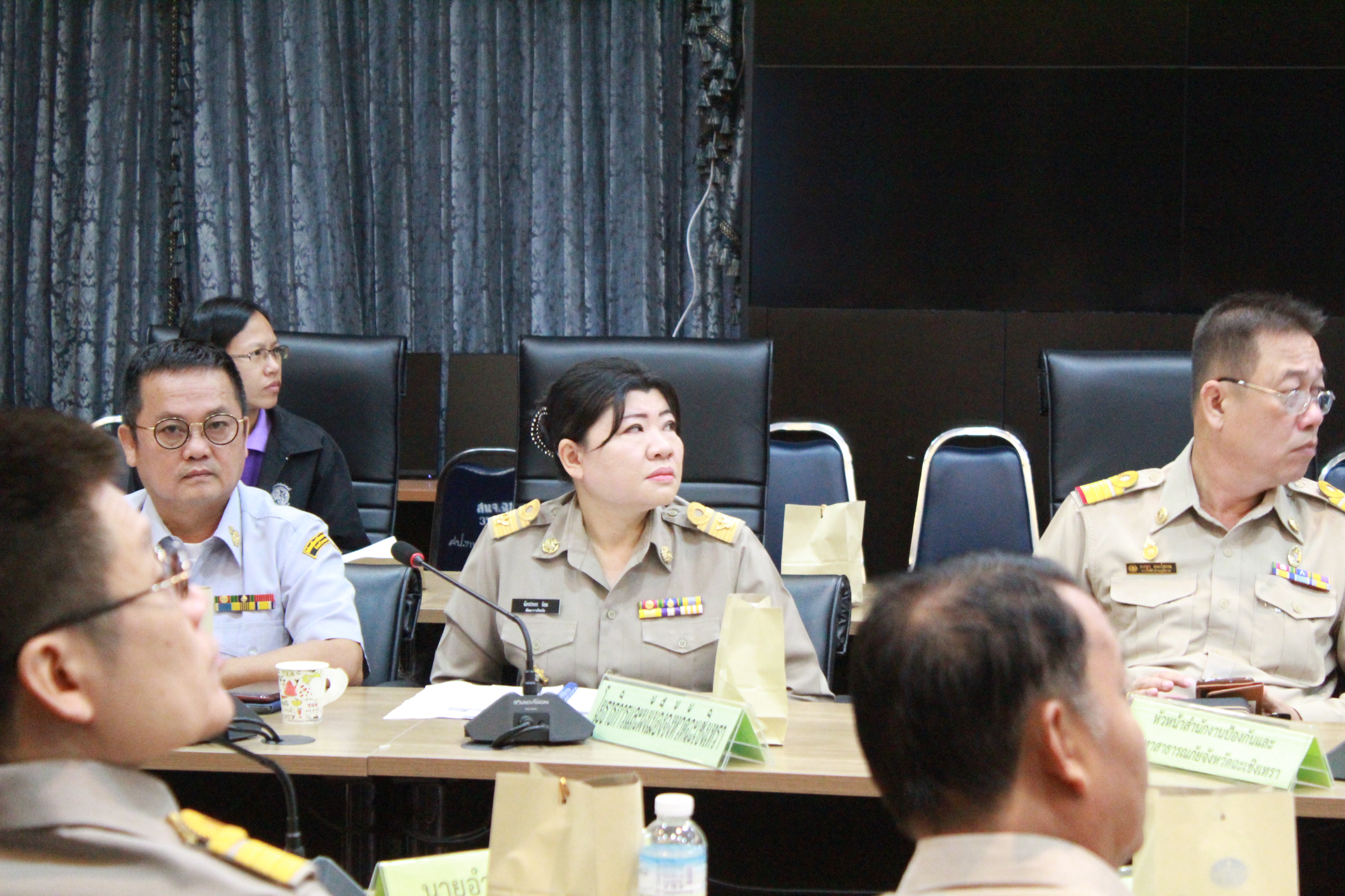 @แปดริ้ว:ห้องประชุมศูนย์อาเซียน>รับฟังการมอบนโยบายของกระทรวงมหาดไทยแก่ผู้บริหารและผู้ว่าราชการจังหวัดทั่วประเทศ