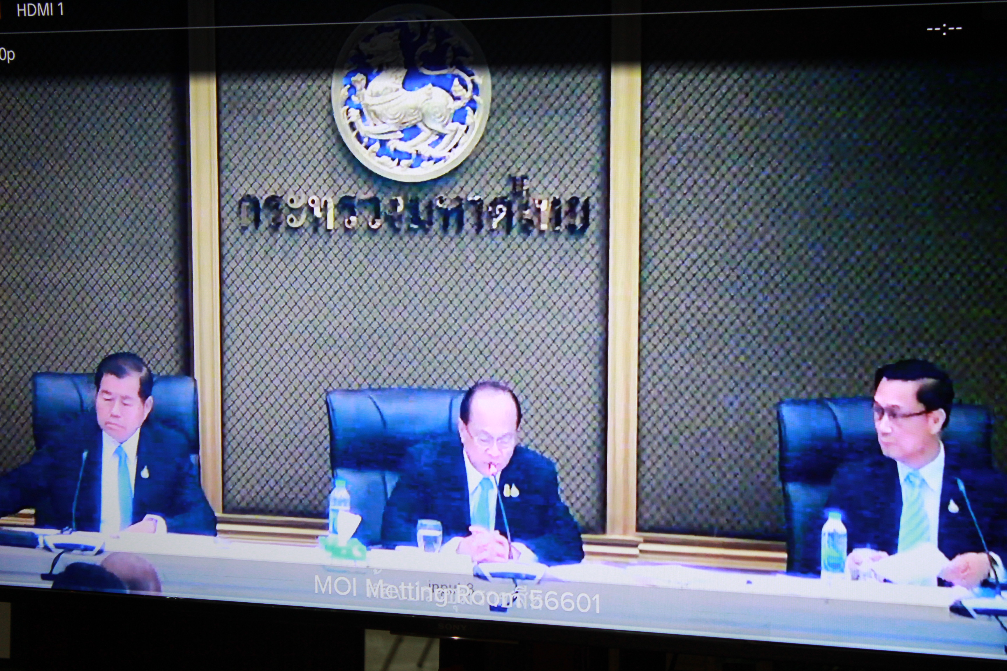 @แปดริ้ว:ห้องประชุมศูนย์อาเซียน>รับฟังการมอบนโยบายของกระทรวงมหาดไทยแก่ผู้บริหารและผู้ว่าราชการจังหวัดทั่วประเทศ