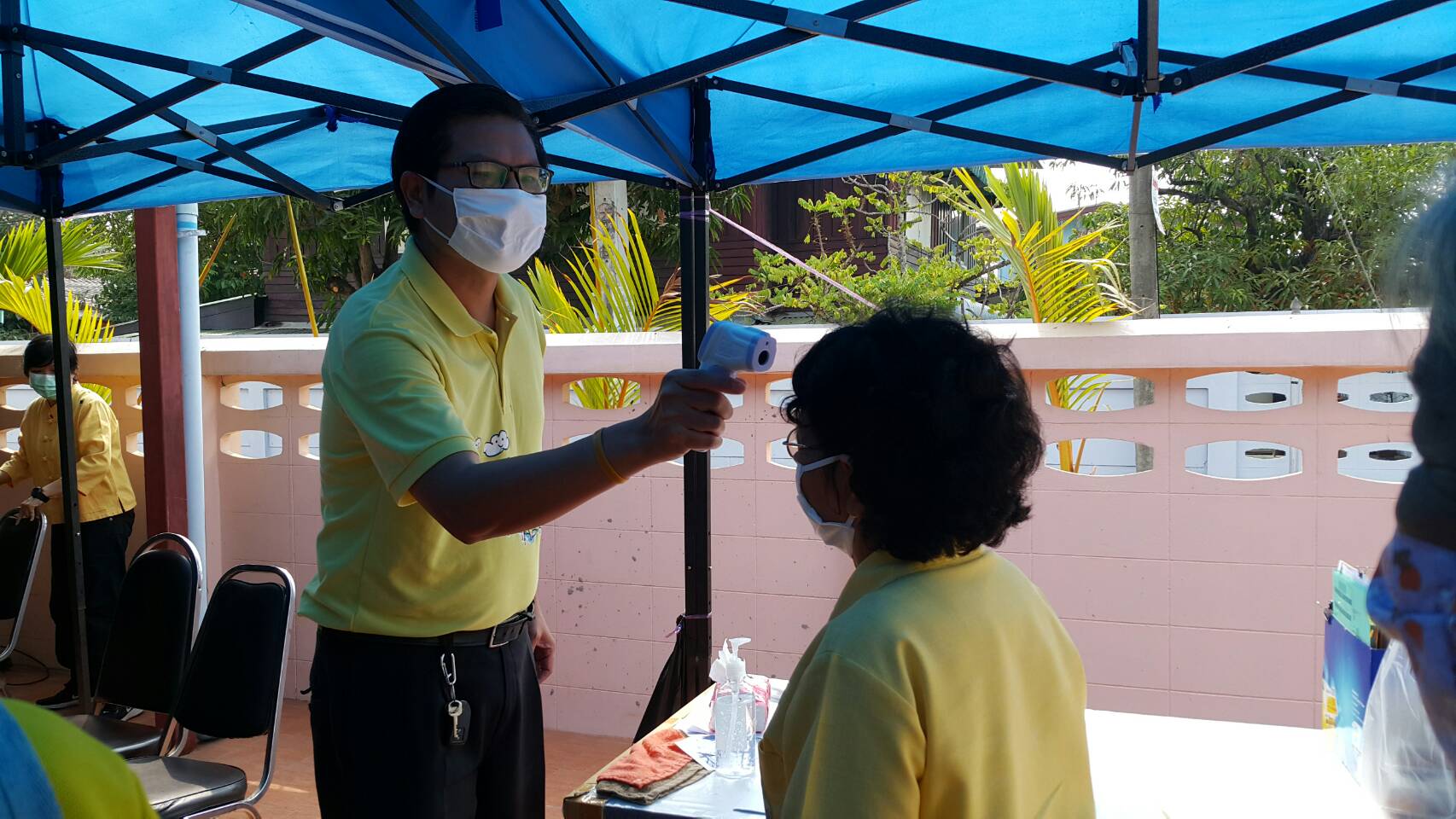 สมาชิกกองทุนพัฒนาบทบาทสตรีอบรมทำแอลกอฮอล์ลเจลสำหรับทำความสะอาดมือ รุ่นที่ 2 ณ บ้านพักพัฒนาการจังหวัดฉะเชิงเทรา