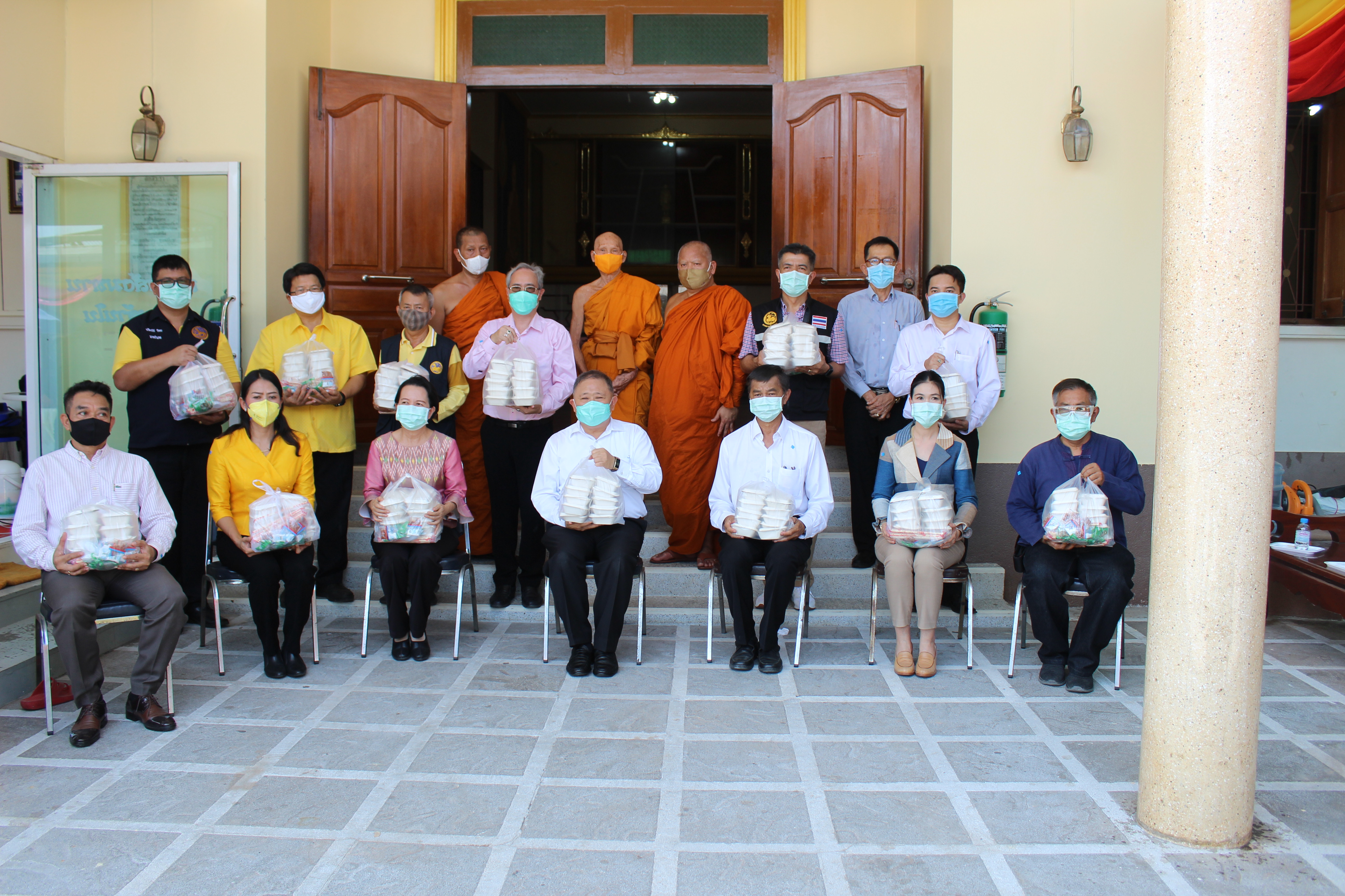 เจ้าอาวาสวัดโสธรวรารามวรวิหาร บริจาคเงิน 4 แสนบาท ให้ผู้ว่าราชการจังหวัดฉะเชิงเทรา เพื่อจัดตั้งโรงทานในพื้นที่ จำนวน 11 อำเภอ 11 แห่ง