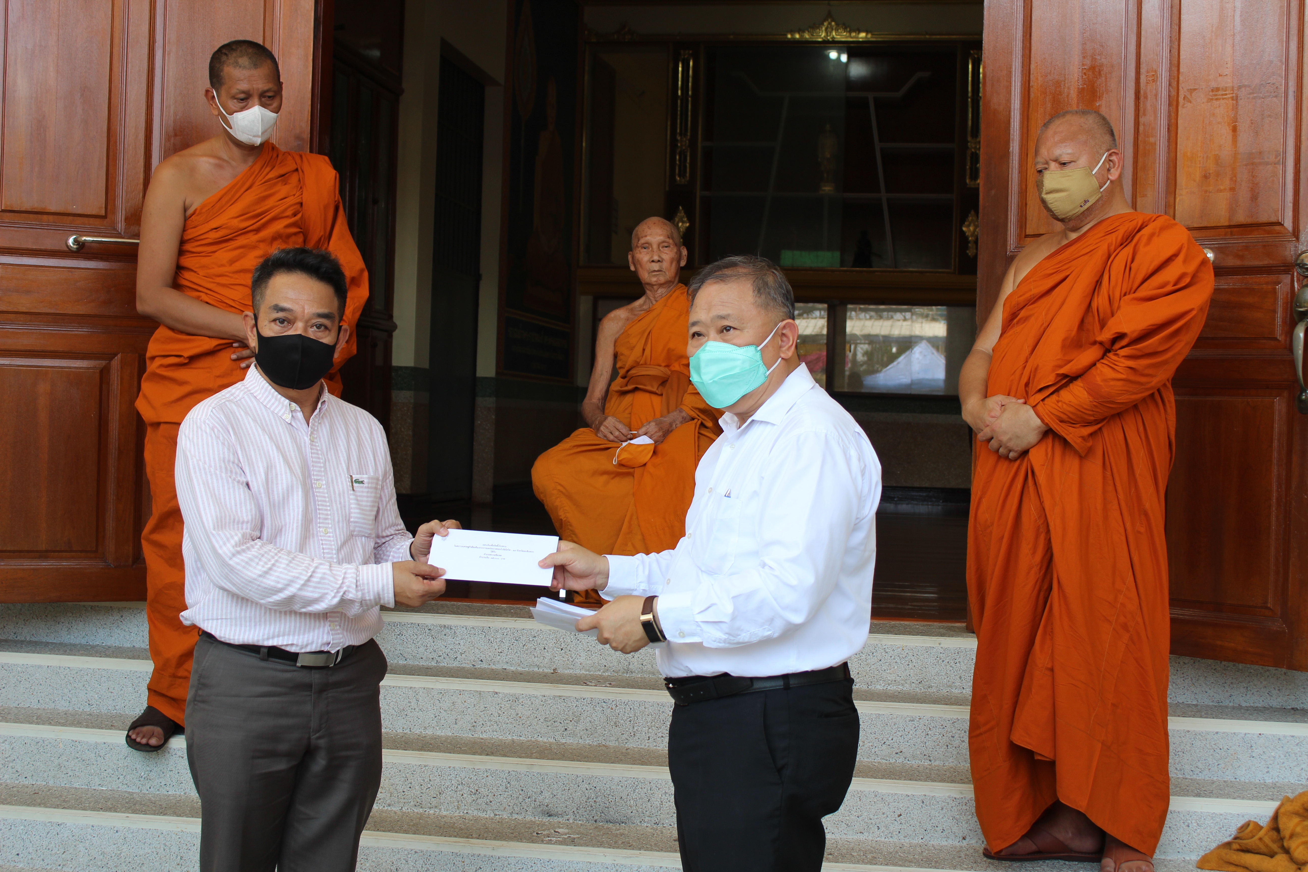 เจ้าอาวาสวัดโสธรวรารามวรวิหาร บริจาคเงิน 4 แสนบาท ให้ผู้ว่าราชการจังหวัดฉะเชิงเทรา เพื่อจัดตั้งโรงทานในพื้นที่ จำนวน 11 อำเภอ 11 แห่ง