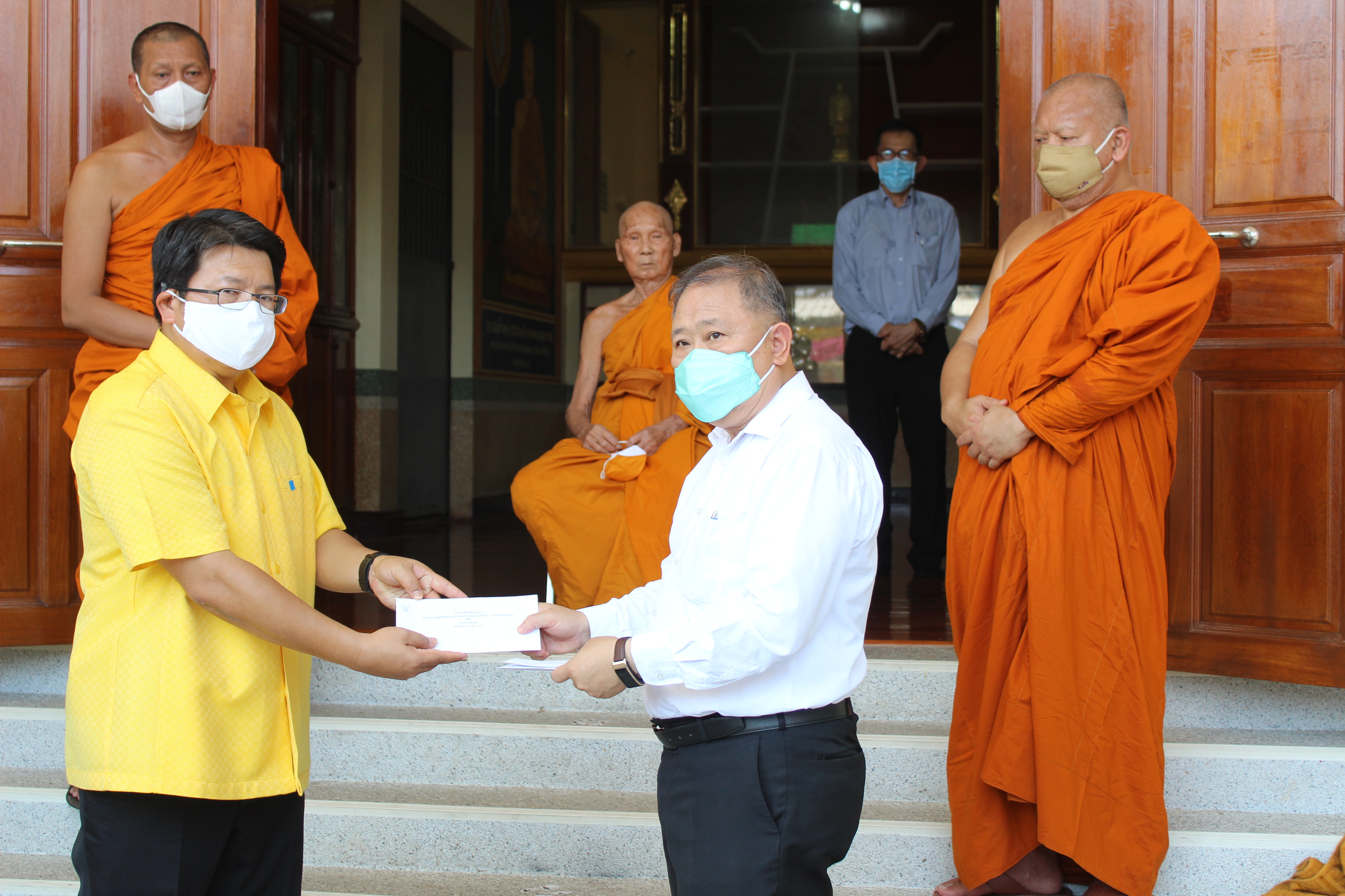 เจ้าอาวาสวัดโสธรวรารามวรวิหาร บริจาคเงิน 4 แสนบาท ให้ผู้ว่าราชการจังหวัดฉะเชิงเทรา เพื่อจัดตั้งโรงทานในพื้นที่ จำนวน 11 อำเภอ 11 แห่ง