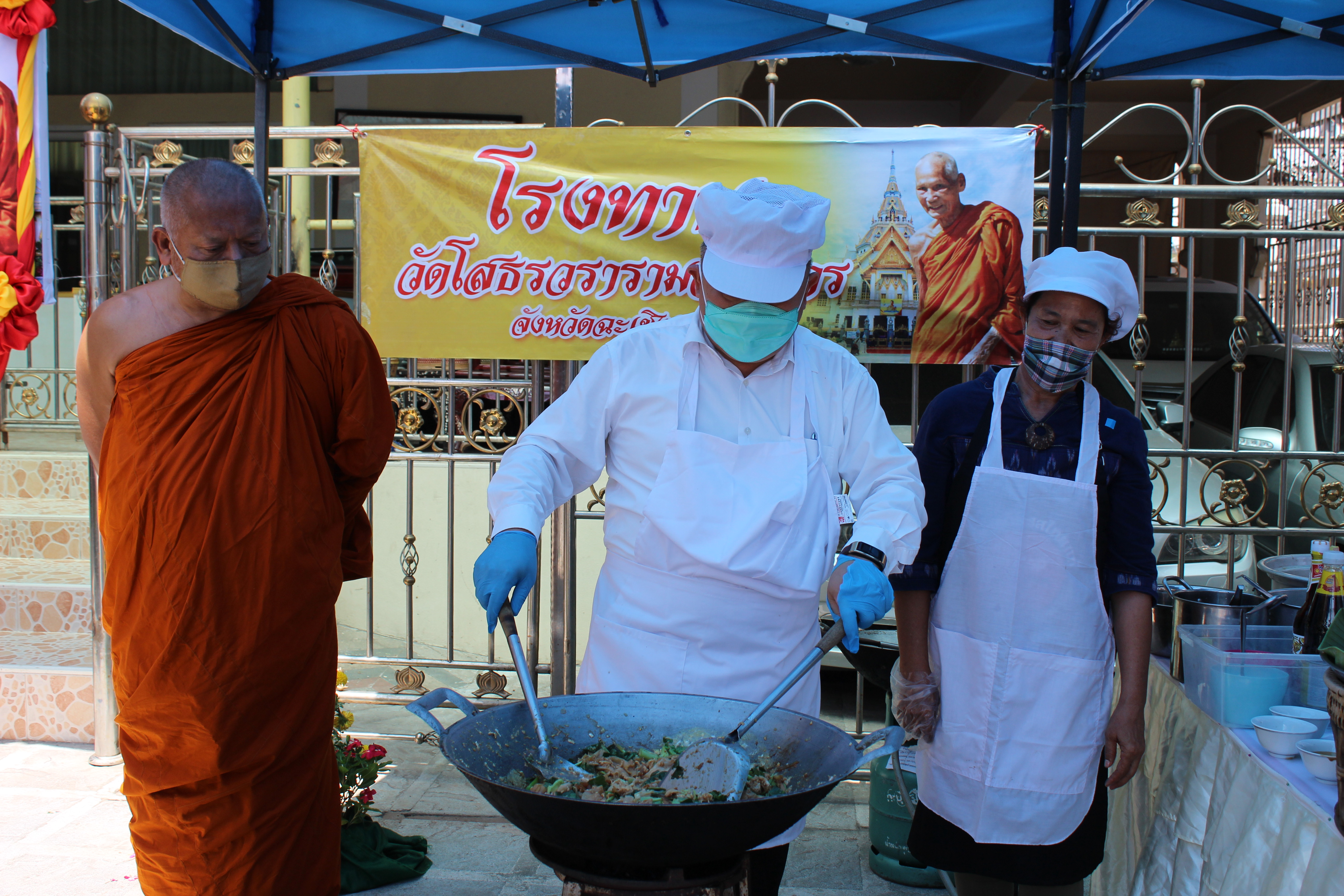 เจ้าอาวาสวัดโสธรวรารามวรวิหาร บริจาคเงิน 4 แสนบาท ให้ผู้ว่าราชการจังหวัดฉะเชิงเทรา เพื่อจัดตั้งโรงทานในพื้นที่ จำนวน 11 อำเภอ 11 แห่ง