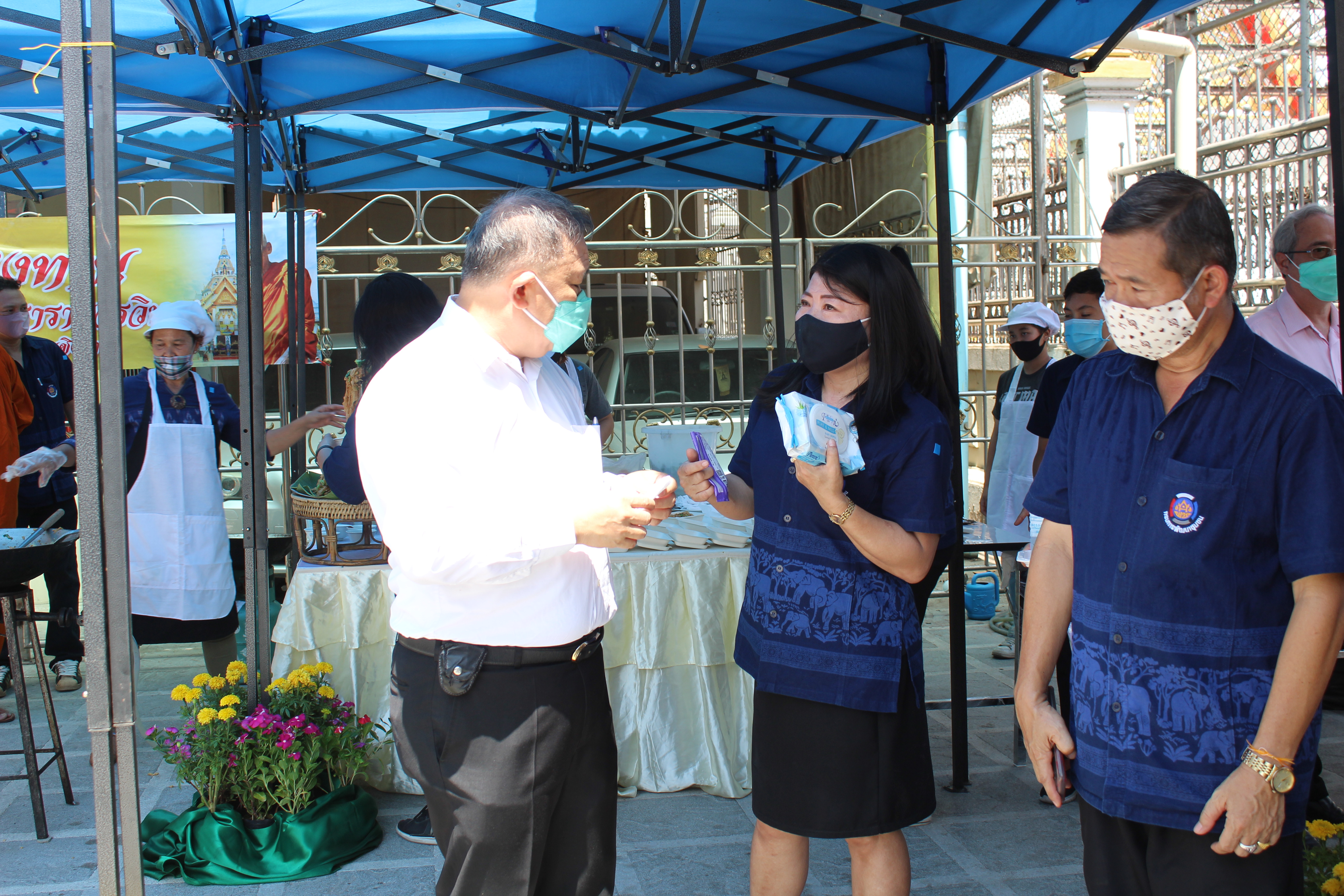 เจ้าอาวาสวัดโสธรวรารามวรวิหาร บริจาคเงิน 4 แสนบาท ให้ผู้ว่าราชการจังหวัดฉะเชิงเทรา เพื่อจัดตั้งโรงทานในพื้นที่ จำนวน 11 อำเภอ 11 แห่ง