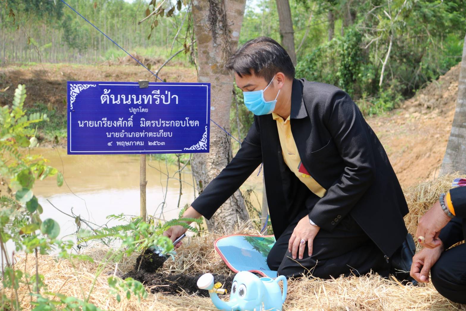 พช.แปดริ้ว ร่วมกับ อำเภอท่าตะเกียบ ปลูกป่าเฉลิมพระเกียรติ เนื่องในโอกาสมหามงคลพระราชพิธีบรมราชาภิเษก ครบรอบ 1 ปี เพื่อถวายเป็นพระราชกุศล