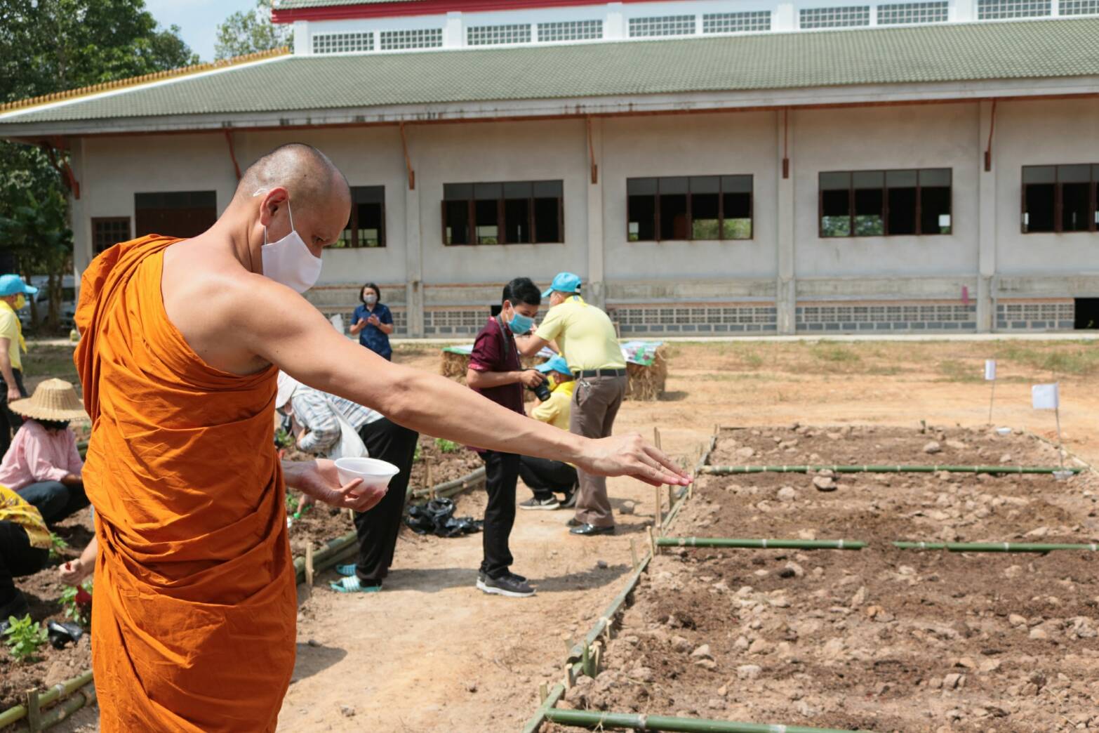 ฉะเชิงเทรา ปันสุข ปลูกผัก สานพลังรัก บ้าน วัด ราชการ (บวร) สร้างแหล่งอาหารในชุมชน