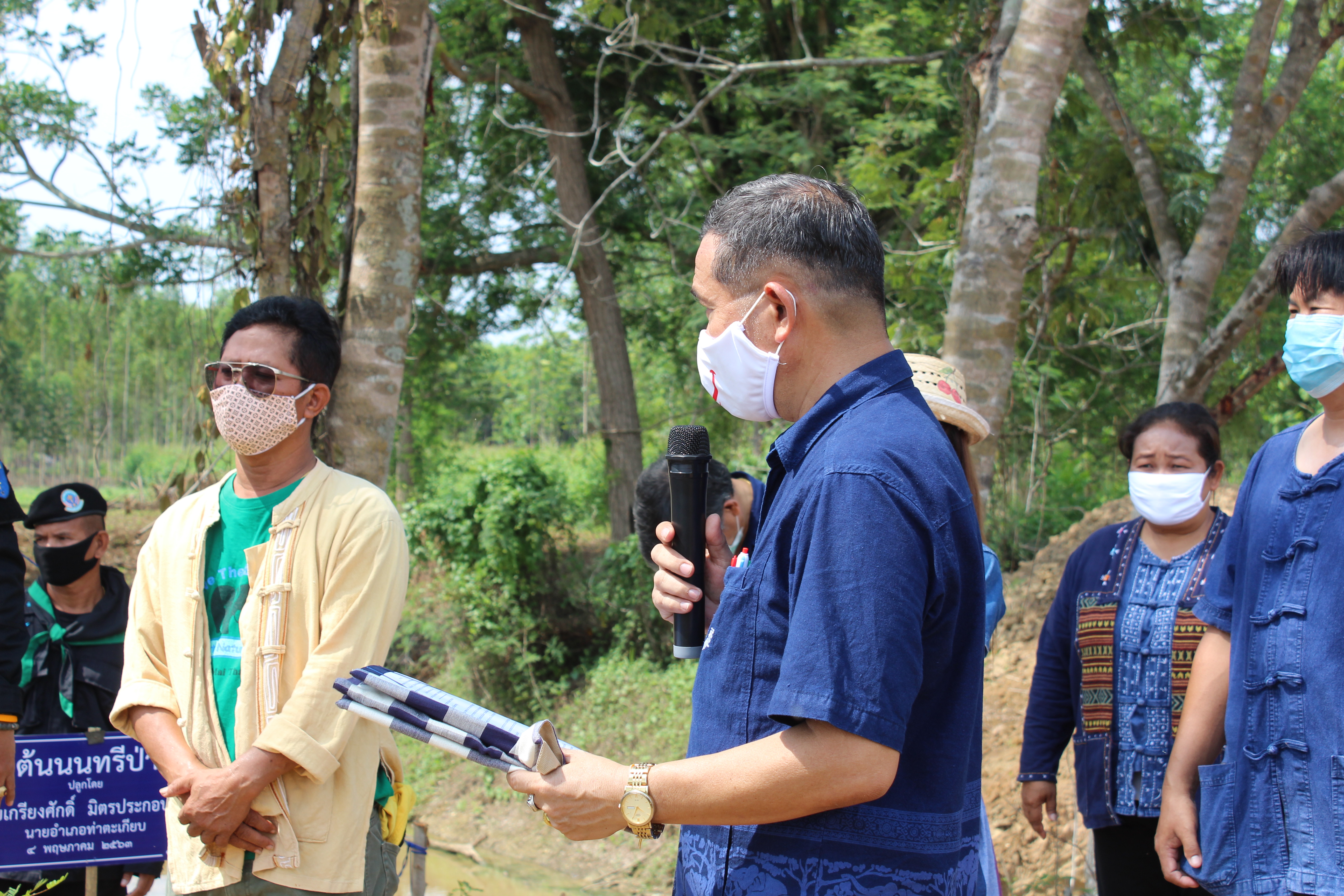 พช.แปดริ้ว ร่วมกับ อำเภอท่าตะเกียบ ปลูกป่าเฉลิมพระเกียรติ เนื่องในโอกาสมหามงคลพระราชพิธีบรมราชาภิเษก ครบรอบ 1 ปี เพื่อถวายเป็นพระราชกุศล