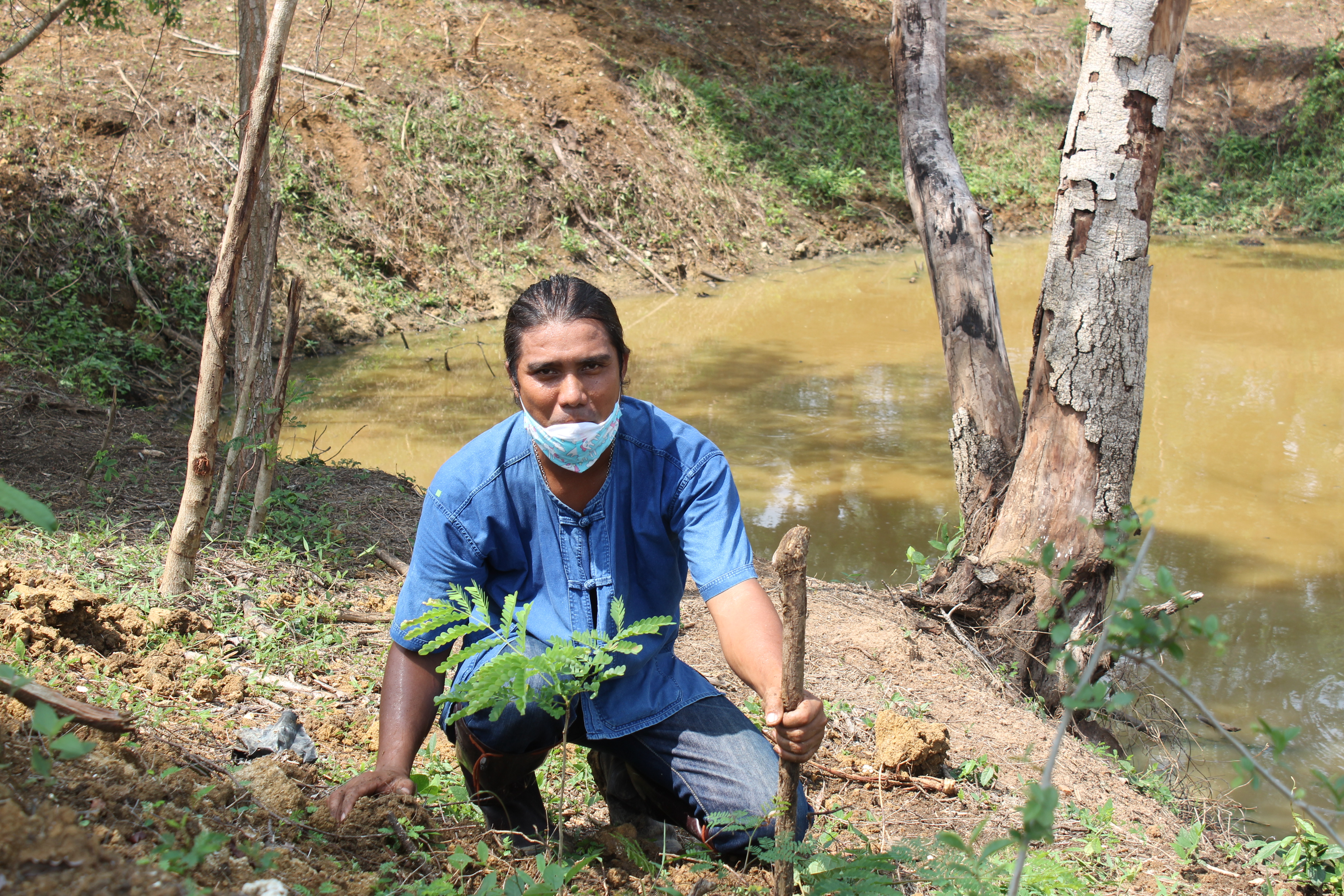 พช.แปดริ้ว ร่วมกับ อำเภอท่าตะเกียบ ปลูกป่าเฉลิมพระเกียรติ เนื่องในโอกาสมหามงคลพระราชพิธีบรมราชาภิเษก ครบรอบ 1 ปี เพื่อถวายเป็นพระราชกุศล