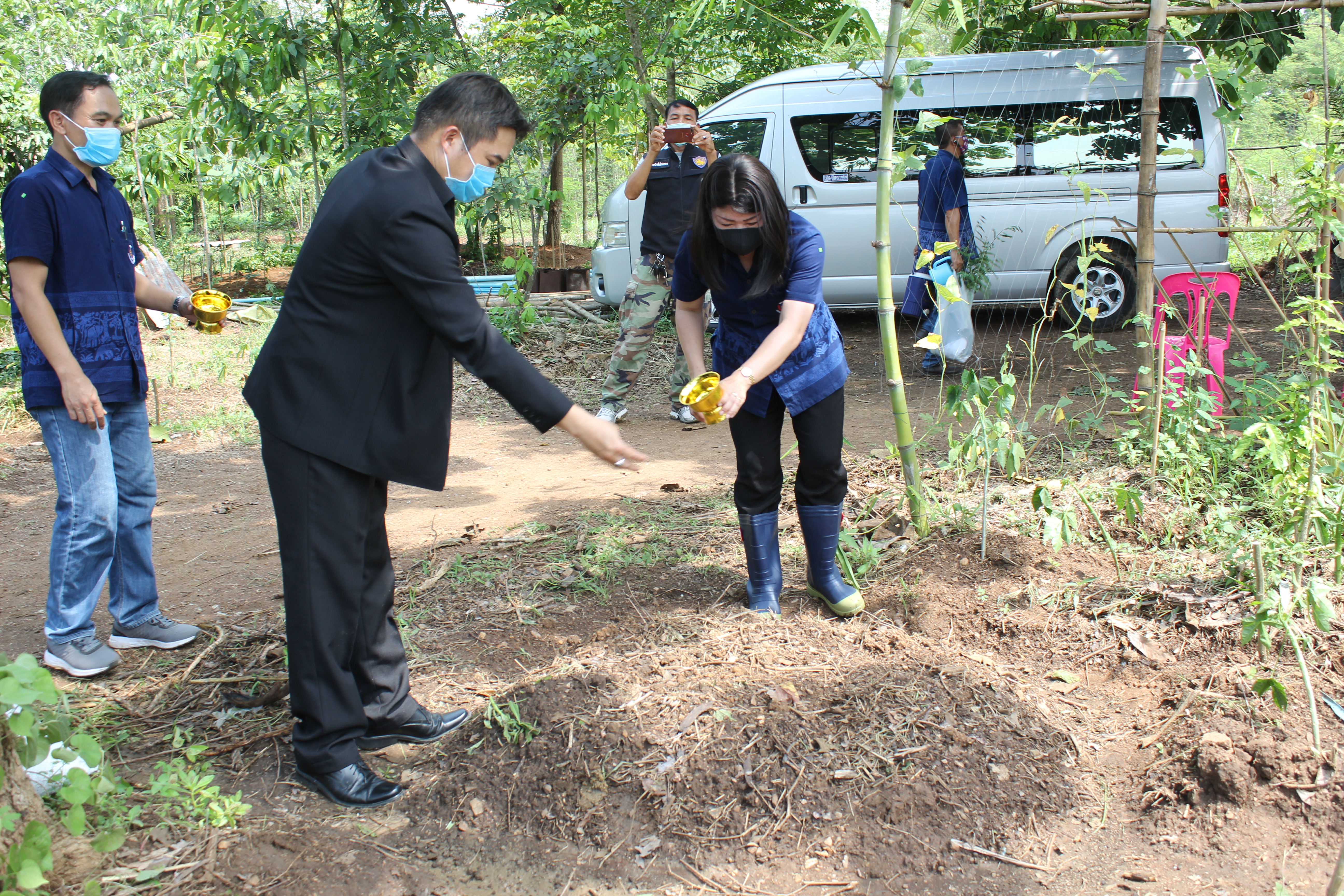 พช.แปดริ้ว ร่วมกับ อำเภอท่าตะเกียบ ปลูกป่าเฉลิมพระเกียรติ เนื่องในโอกาสมหามงคลพระราชพิธีบรมราชาภิเษก ครบรอบ 1 ปี เพื่อถวายเป็นพระราชกุศล