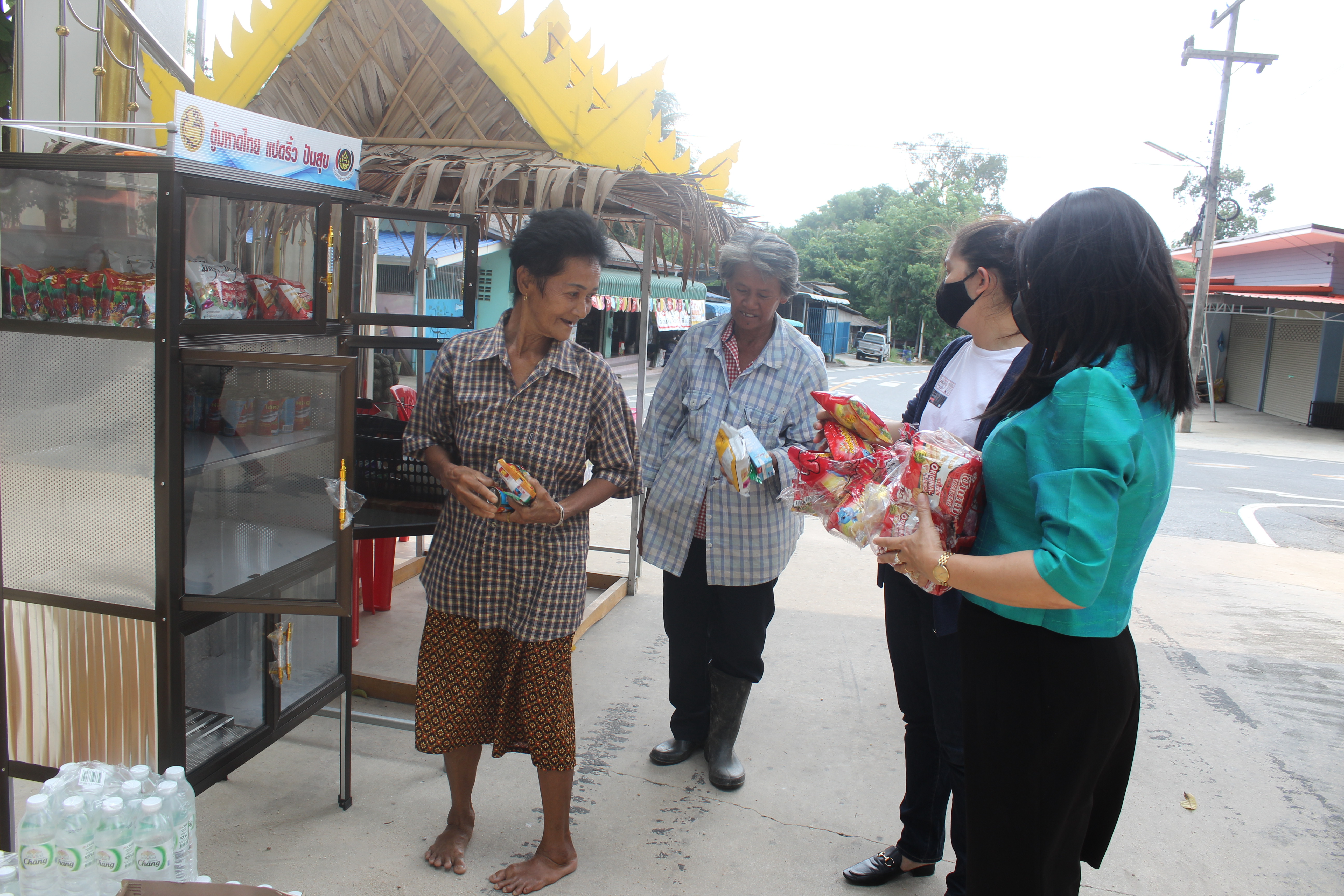 พช. ฉะเชิงเทรา ร่วมกับวัดโกรกแก้ววงพระจันทร์ จัด”ตู้แปดริ้ว ปันสุข” ช่วงวิกฤตโควิด – 19