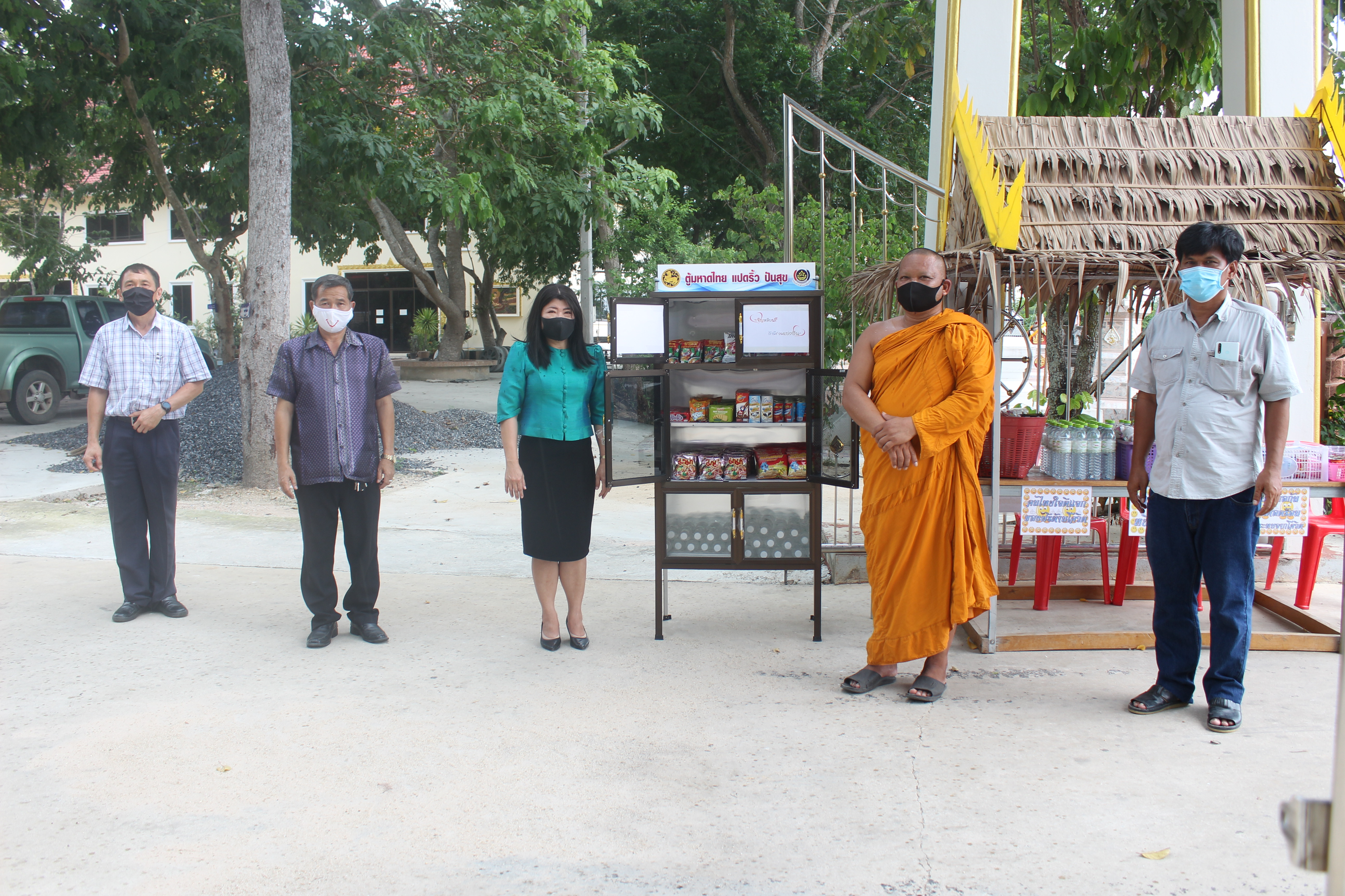 พช. ฉะเชิงเทรา ร่วมกับวัดโกรกแก้ววงพระจันทร์ จัด”ตู้แปดริ้ว ปันสุข” ช่วงวิกฤตโควิด – 19