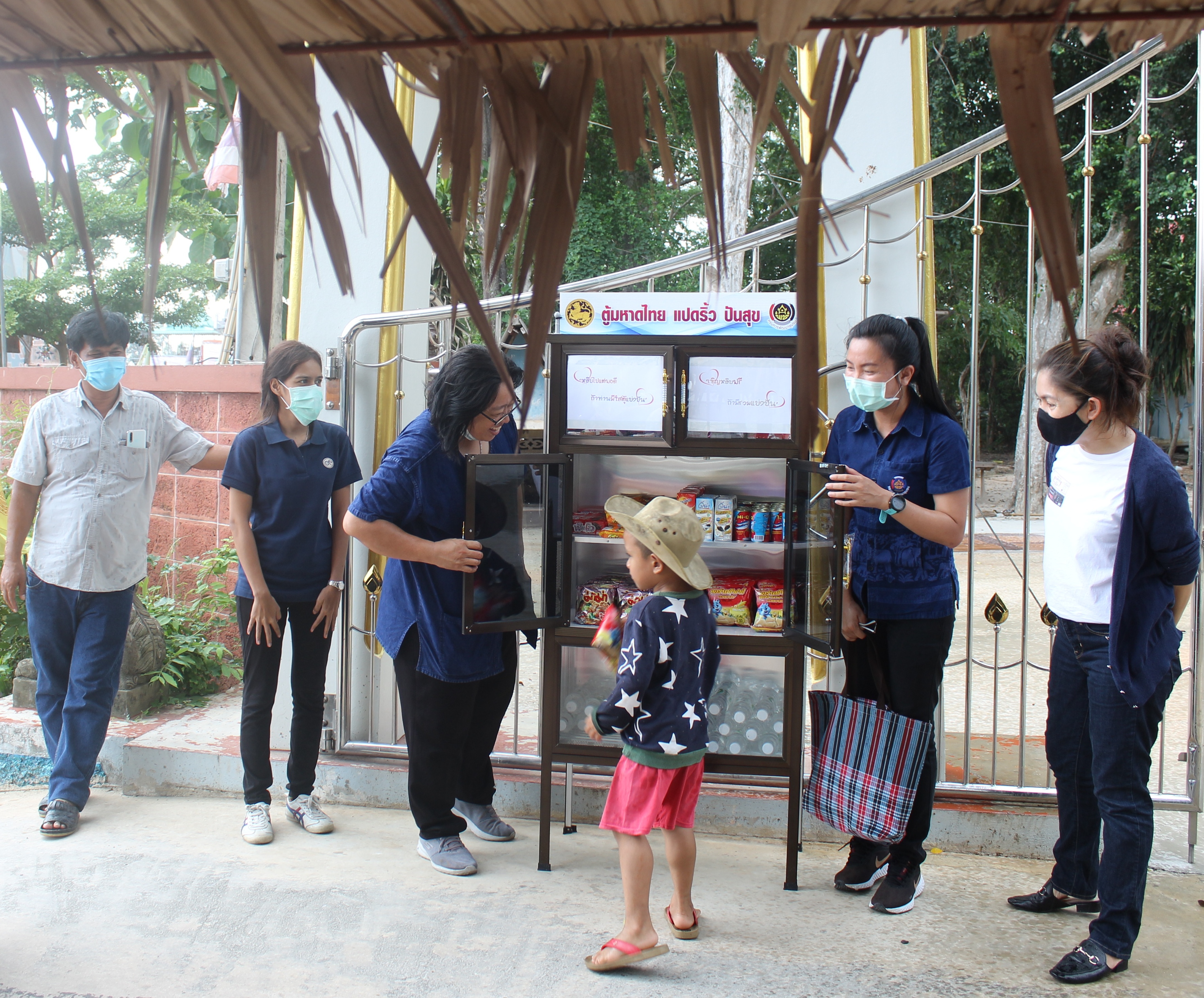 พช. ฉะเชิงเทรา ร่วมกับวัดโกรกแก้ววงพระจันทร์ จัด”ตู้แปดริ้ว ปันสุข” ช่วงวิกฤตโควิด – 19