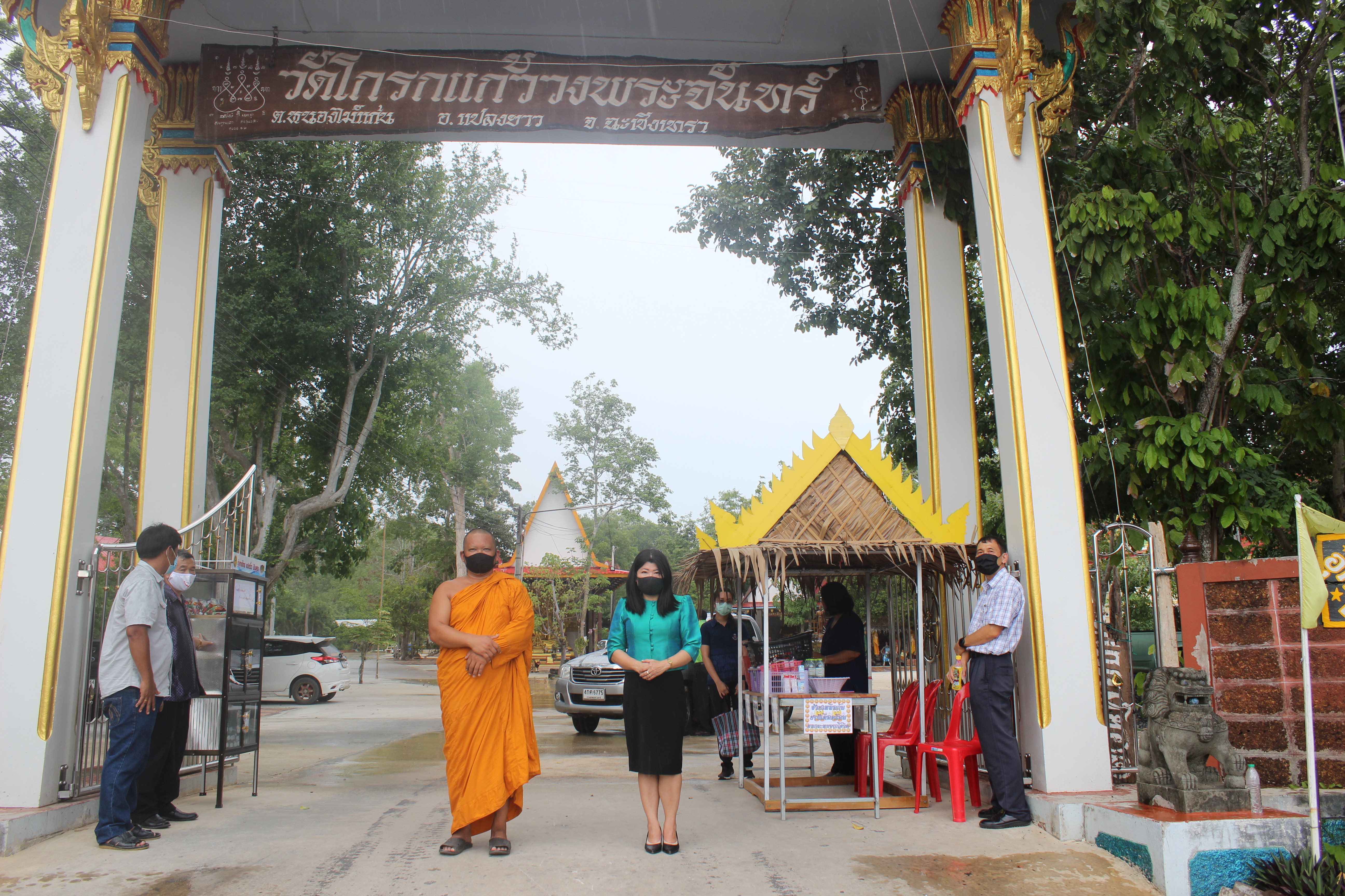 พช. ฉะเชิงเทรา ร่วมกับวัดโกรกแก้ววงพระจันทร์ จัด”ตู้แปดริ้ว ปันสุข” ช่วงวิกฤตโควิด – 19