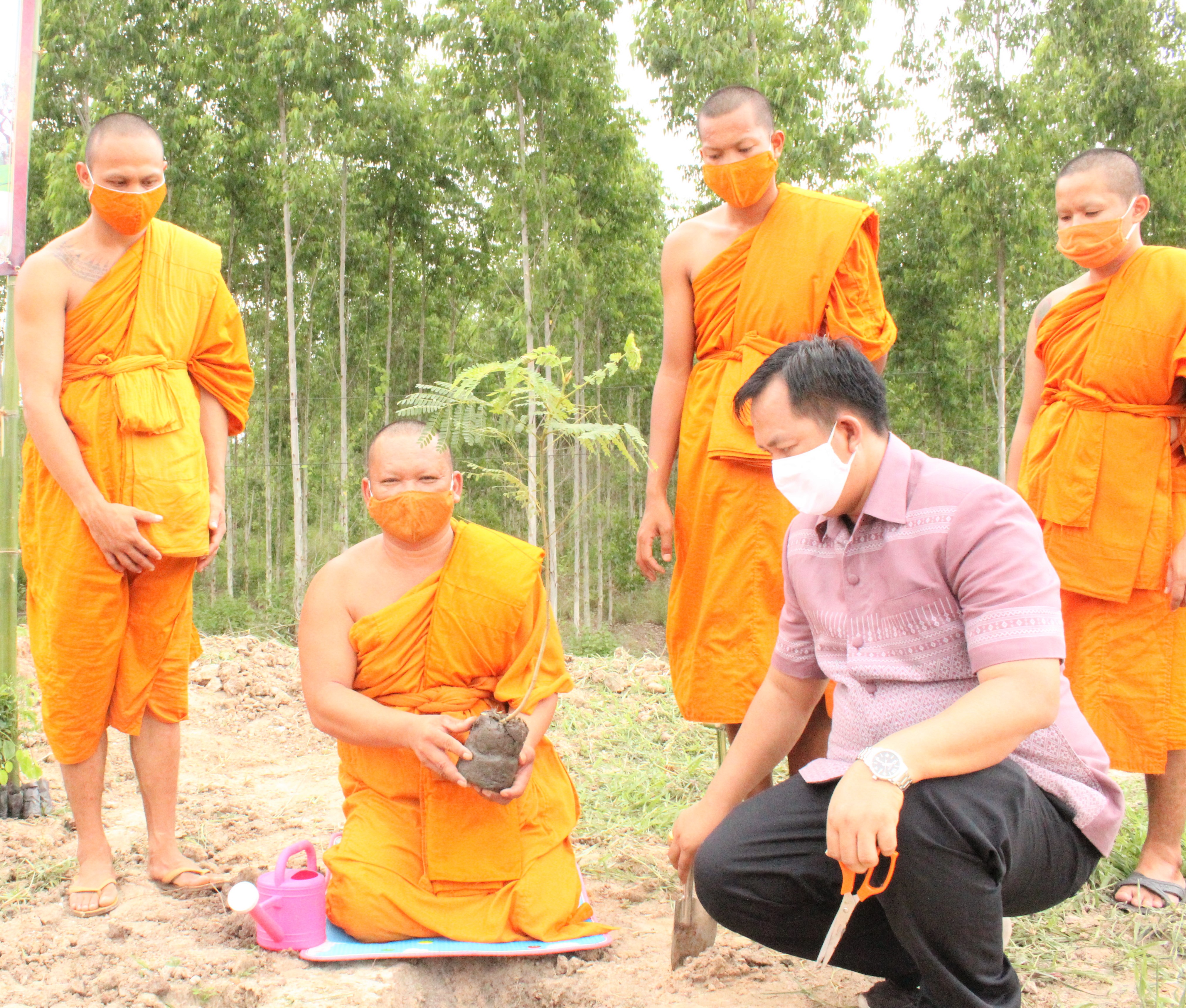 พช.ฉะเชิงเทรา ร่วมกับ พช.อำเภอแปลงยาว และคณะกรรมการพัฒนาสตรีจังหวัด ปลูกป่าเฉลิมพระเกียรติ สมเด็จพระนางเจ้าสุทิดา พัชรสุธาพิมลลักษณ พระบรมราชินี