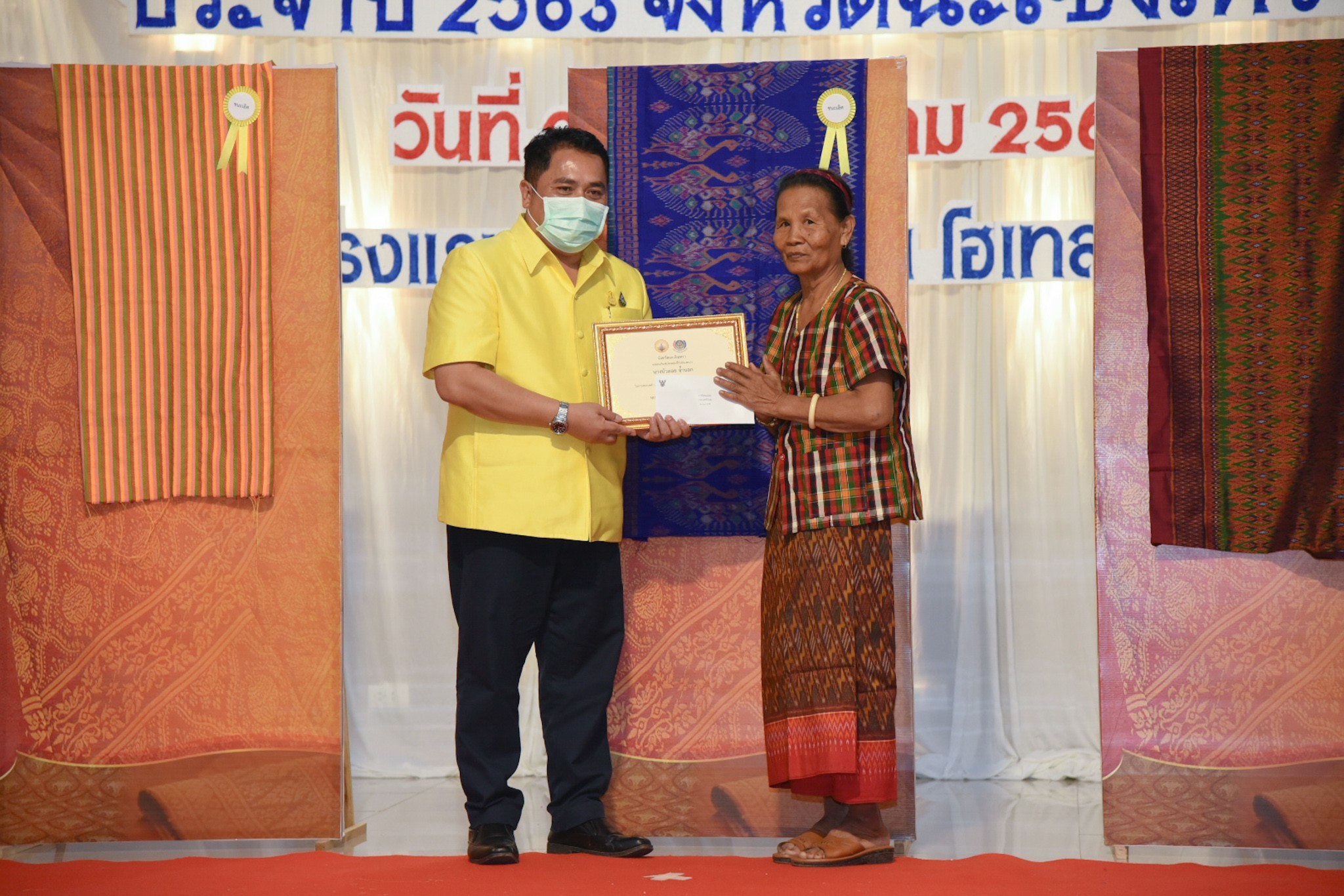 พช.แปดริ้ว ประกวดผ้า “สืบสาน อนุรักษ์ศิลป์ผ้าถิ่นไทย ดำรงไว้ในแผ่นดิน” และมอบเมล็ดพันธุ์ผักแก่สตรี ปลูกผักระยะที่ 2 สร้างวัฒนธรรมปลูกผักประจำครัวเรือน