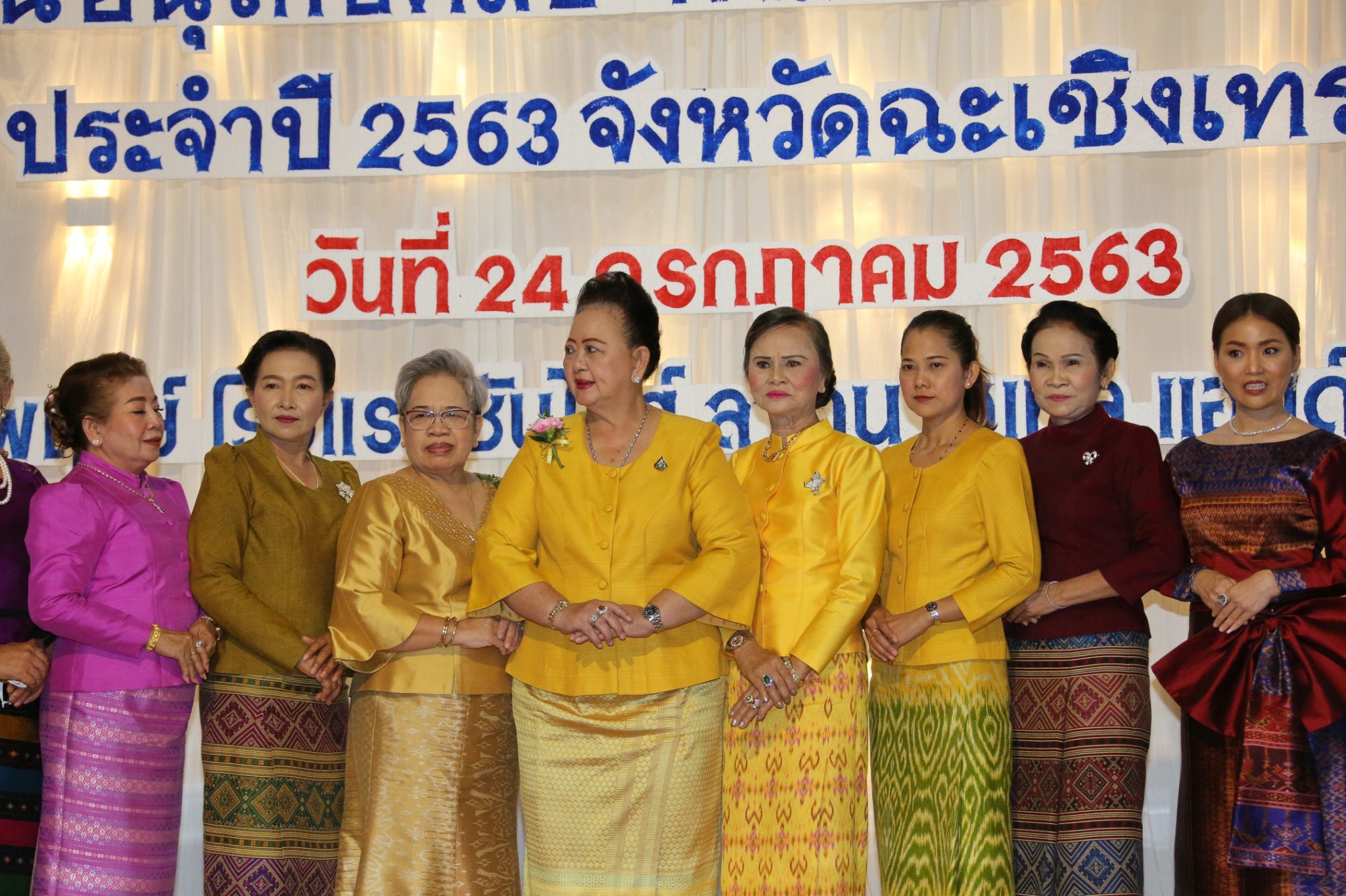 พช.แปดริ้ว ประกวดผ้า “สืบสาน อนุรักษ์ศิลป์ผ้าถิ่นไทย ดำรงไว้ในแผ่นดิน” และมอบเมล็ดพันธุ์ผักแก่สตรี ปลูกผักระยะที่ 2 สร้างวัฒนธรรมปลูกผักประจำครัวเรือน