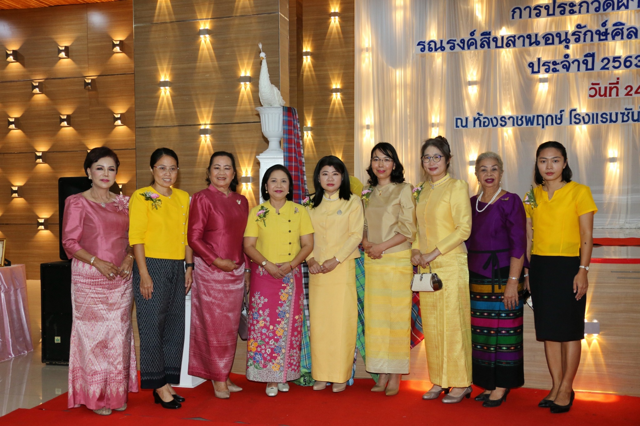 พช.แปดริ้ว ประกวดผ้า “สืบสาน อนุรักษ์ศิลป์ผ้าถิ่นไทย ดำรงไว้ในแผ่นดิน” และมอบเมล็ดพันธุ์ผักแก่สตรี ปลูกผักระยะที่ 2 สร้างวัฒนธรรมปลูกผักประจำครัวเรือน