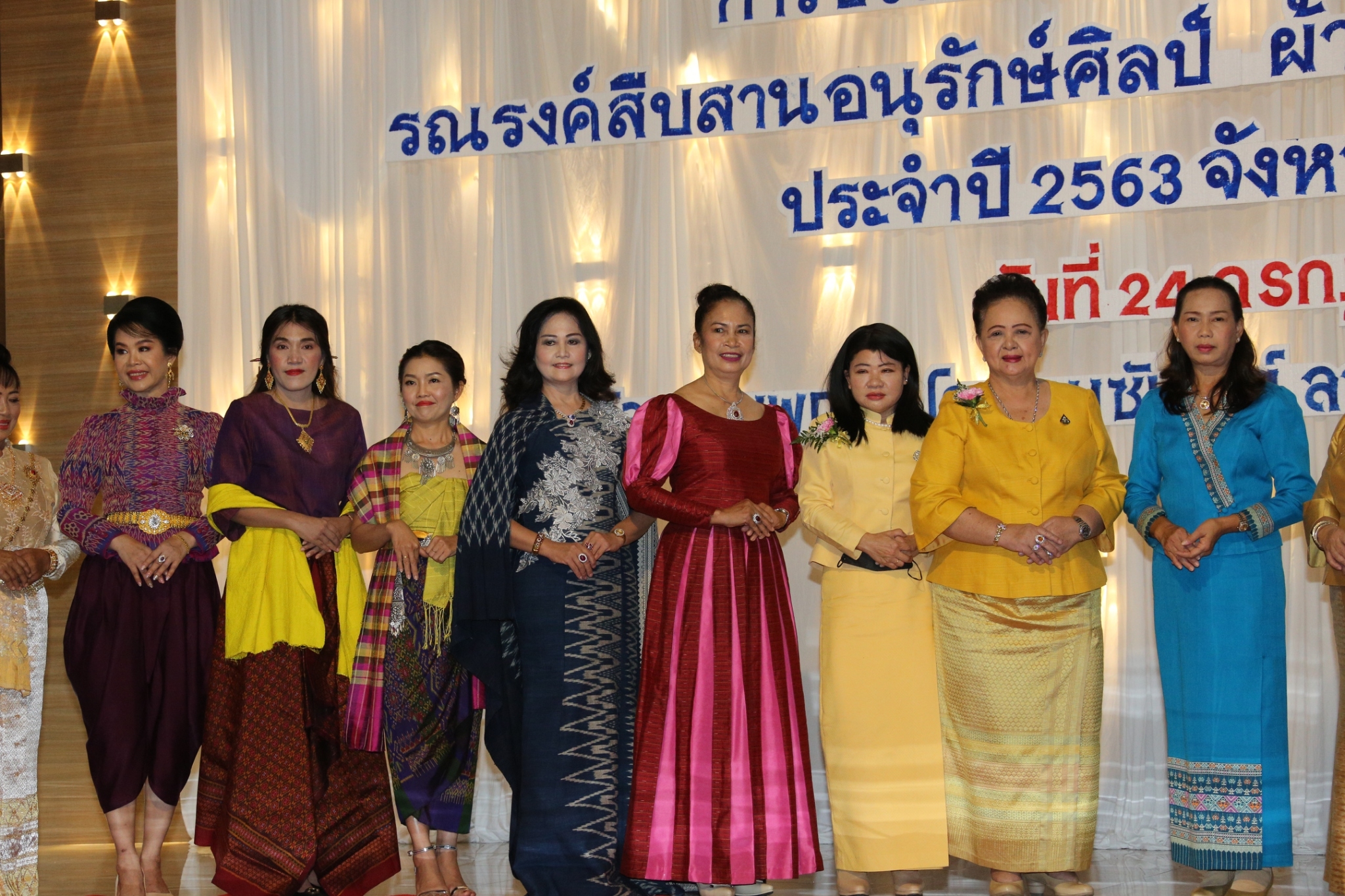 พช.แปดริ้ว ประกวดผ้า “สืบสาน อนุรักษ์ศิลป์ผ้าถิ่นไทย ดำรงไว้ในแผ่นดิน” และมอบเมล็ดพันธุ์ผักแก่สตรี ปลูกผักระยะที่ 2 สร้างวัฒนธรรมปลูกผักประจำครัวเรือน