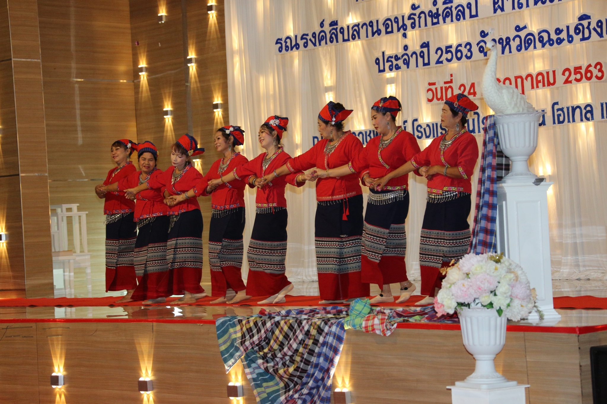 พช.แปดริ้ว ประกวดผ้า “สืบสาน อนุรักษ์ศิลป์ผ้าถิ่นไทย ดำรงไว้ในแผ่นดิน” และมอบเมล็ดพันธุ์ผักแก่สตรี ปลูกผักระยะที่ 2 สร้างวัฒนธรรมปลูกผักประจำครัวเรือน