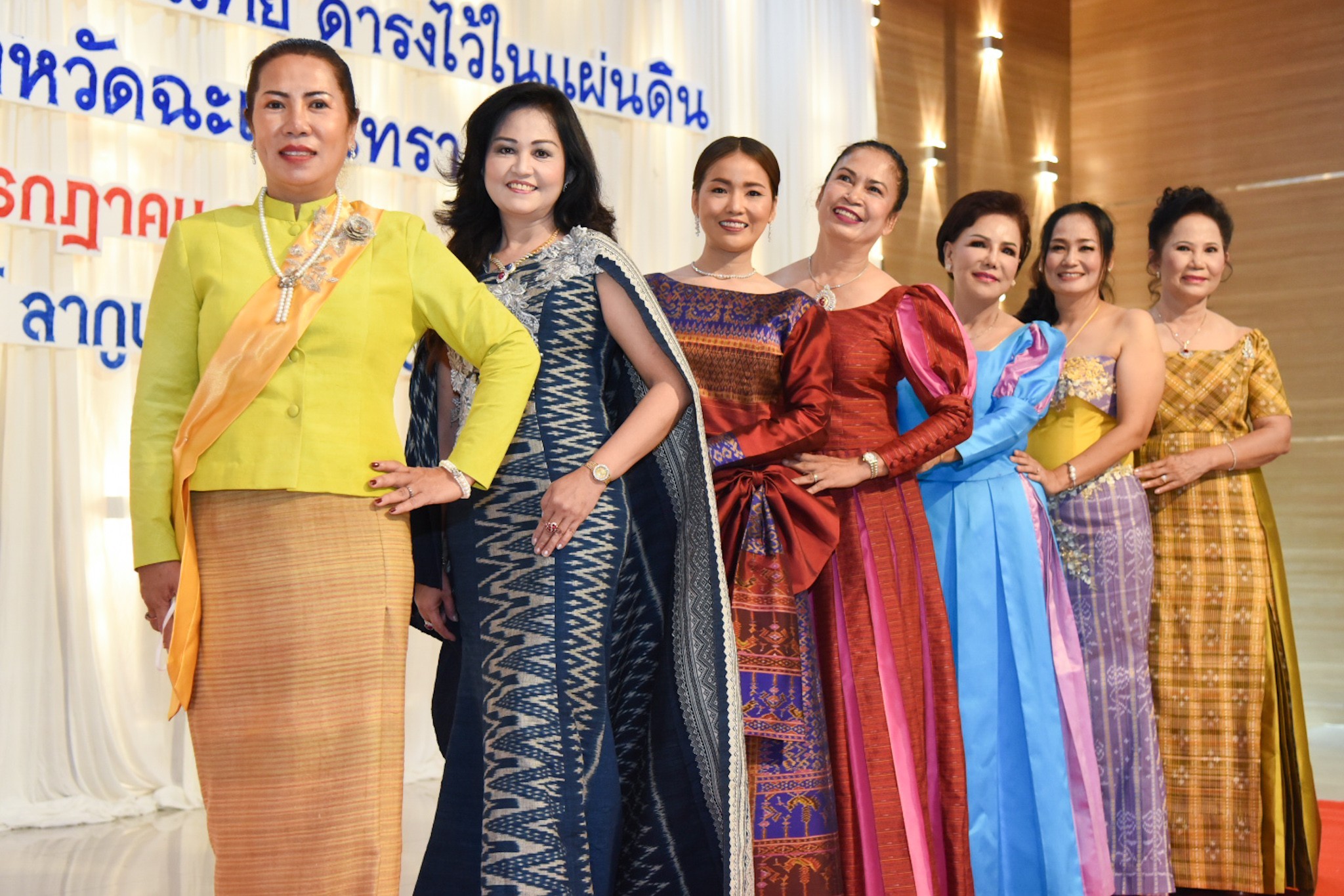 พช.แปดริ้ว ประกวดผ้า “สืบสาน อนุรักษ์ศิลป์ผ้าถิ่นไทย ดำรงไว้ในแผ่นดิน” และมอบเมล็ดพันธุ์ผักแก่สตรี ปลูกผักระยะที่ 2 สร้างวัฒนธรรมปลูกผักประจำครัวเรือน