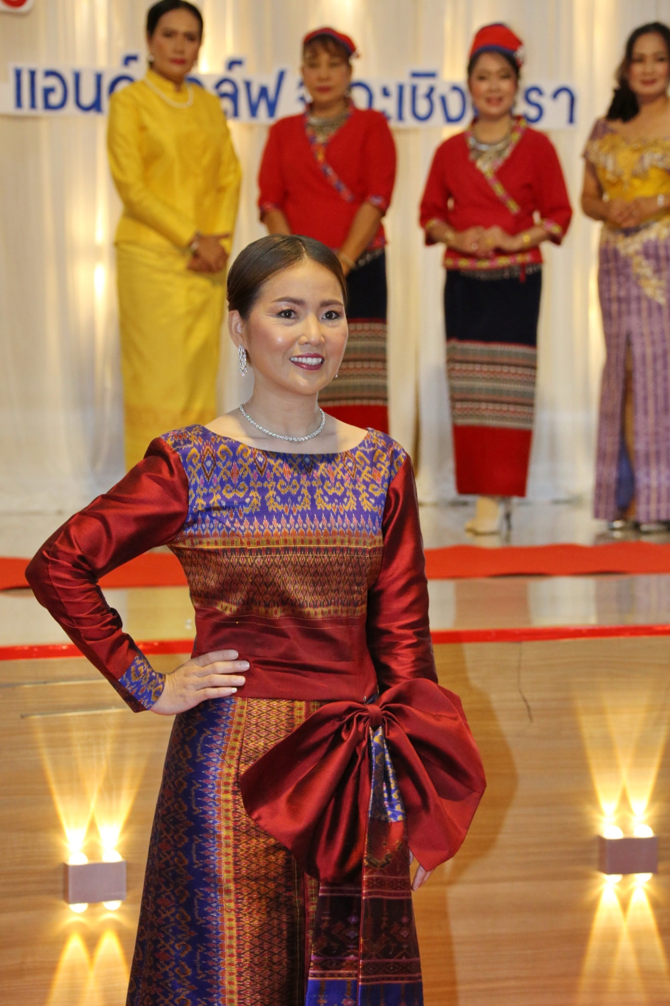 พช.แปดริ้ว ประกวดผ้า “สืบสาน อนุรักษ์ศิลป์ผ้าถิ่นไทย ดำรงไว้ในแผ่นดิน” และมอบเมล็ดพันธุ์ผักแก่สตรี ปลูกผักระยะที่ 2 สร้างวัฒนธรรมปลูกผักประจำครัวเรือน