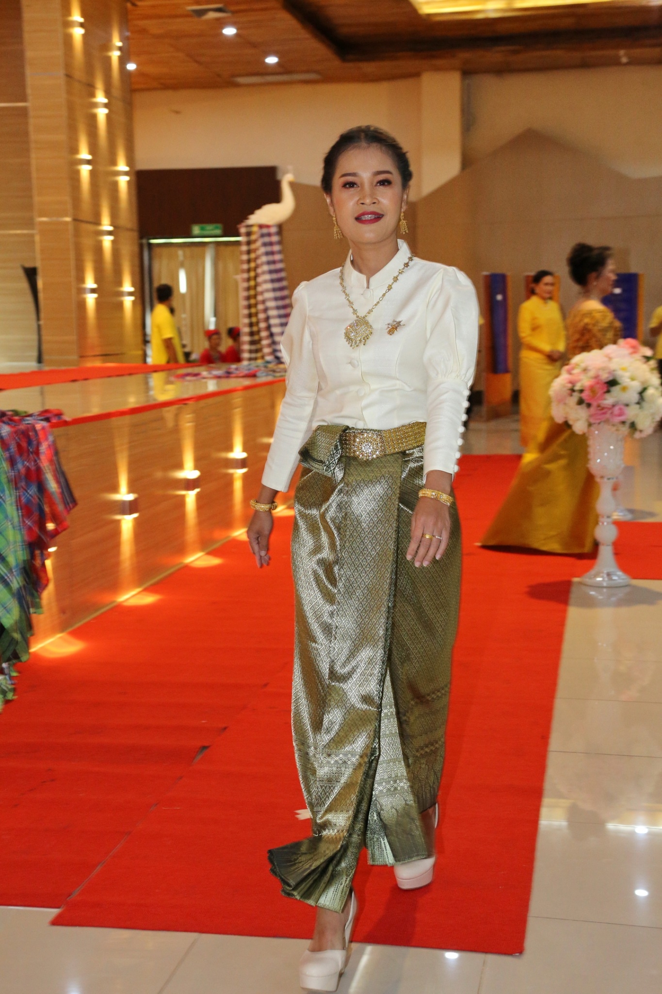 พช.แปดริ้ว ประกวดผ้า “สืบสาน อนุรักษ์ศิลป์ผ้าถิ่นไทย ดำรงไว้ในแผ่นดิน” และมอบเมล็ดพันธุ์ผักแก่สตรี ปลูกผักระยะที่ 2 สร้างวัฒนธรรมปลูกผักประจำครัวเรือน