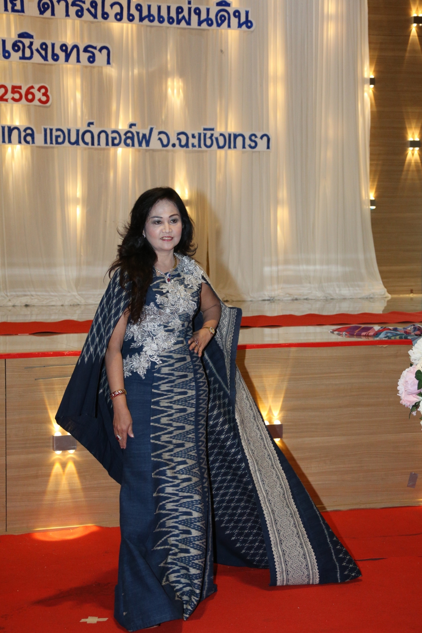 พช.แปดริ้ว ประกวดผ้า “สืบสาน อนุรักษ์ศิลป์ผ้าถิ่นไทย ดำรงไว้ในแผ่นดิน” และมอบเมล็ดพันธุ์ผักแก่สตรี ปลูกผักระยะที่ 2 สร้างวัฒนธรรมปลูกผักประจำครัวเรือน