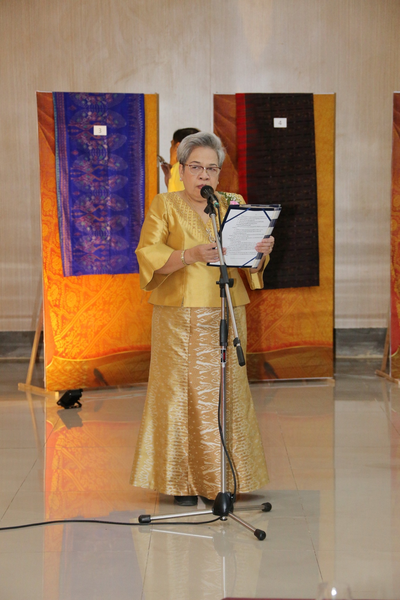 พช.แปดริ้ว ประกวดผ้า “สืบสาน อนุรักษ์ศิลป์ผ้าถิ่นไทย ดำรงไว้ในแผ่นดิน” และมอบเมล็ดพันธุ์ผักแก่สตรี ปลูกผักระยะที่ 2 สร้างวัฒนธรรมปลูกผักประจำครัวเรือน