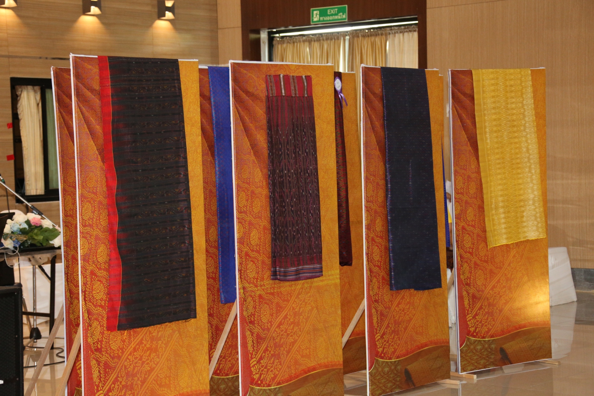 พช.แปดริ้ว ประกวดผ้า “สืบสาน อนุรักษ์ศิลป์ผ้าถิ่นไทย ดำรงไว้ในแผ่นดิน” และมอบเมล็ดพันธุ์ผักแก่สตรี ปลูกผักระยะที่ 2 สร้างวัฒนธรรมปลูกผักประจำครัวเรือน