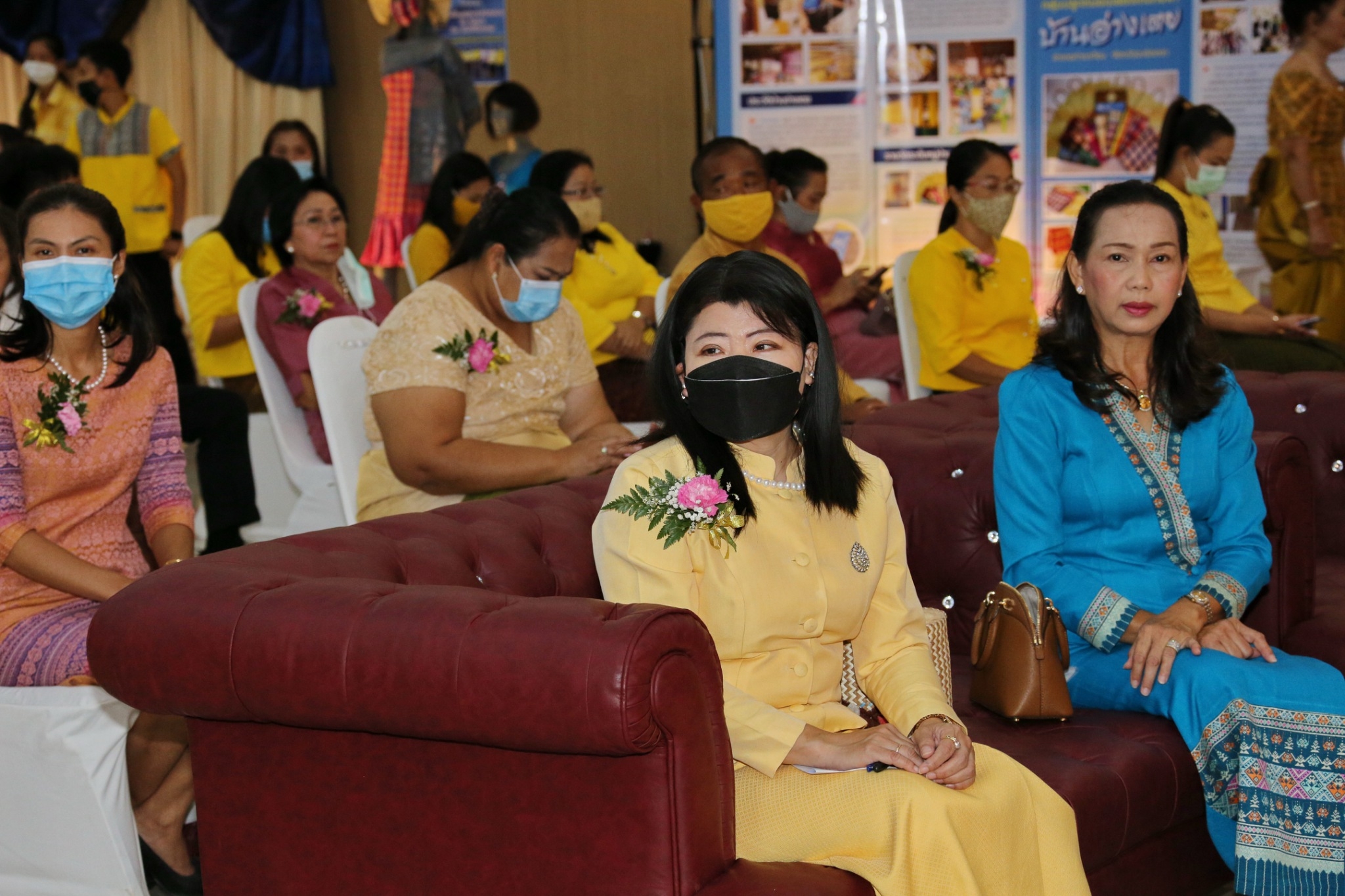 พช.แปดริ้ว ประกวดผ้า “สืบสาน อนุรักษ์ศิลป์ผ้าถิ่นไทย ดำรงไว้ในแผ่นดิน” และมอบเมล็ดพันธุ์ผักแก่สตรี ปลูกผักระยะที่ 2 สร้างวัฒนธรรมปลูกผักประจำครัวเรือน