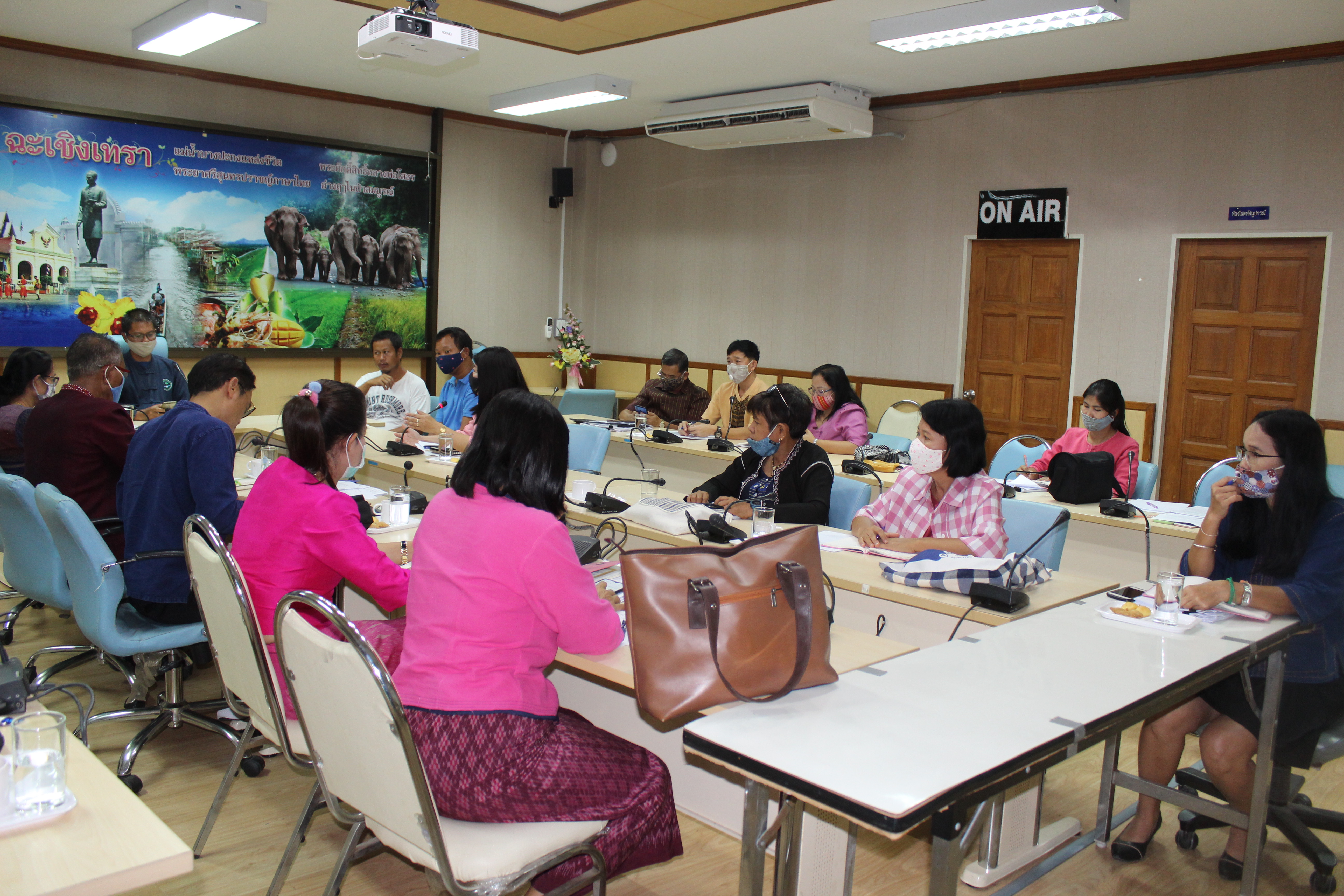 พช.ฉะเชิงเทรา ประชุมเพื่อวางแผนการดำเนินโครงการขับเคลื่อนพื้นที่ต้นแบบการพัฒนาคุณภาพชีวิต ตามหลักทฤษฎีใหม่ของพระบาทสมเด็จพระเจ้าอยู่หัว รัชกาลที่ 9 ประยุกต์สู่ “โคก หนอง นา โมเดล” ร่วมกับเครือข่ายศูนย์กสิกรรมธรรมชาติ และทีมอาสา