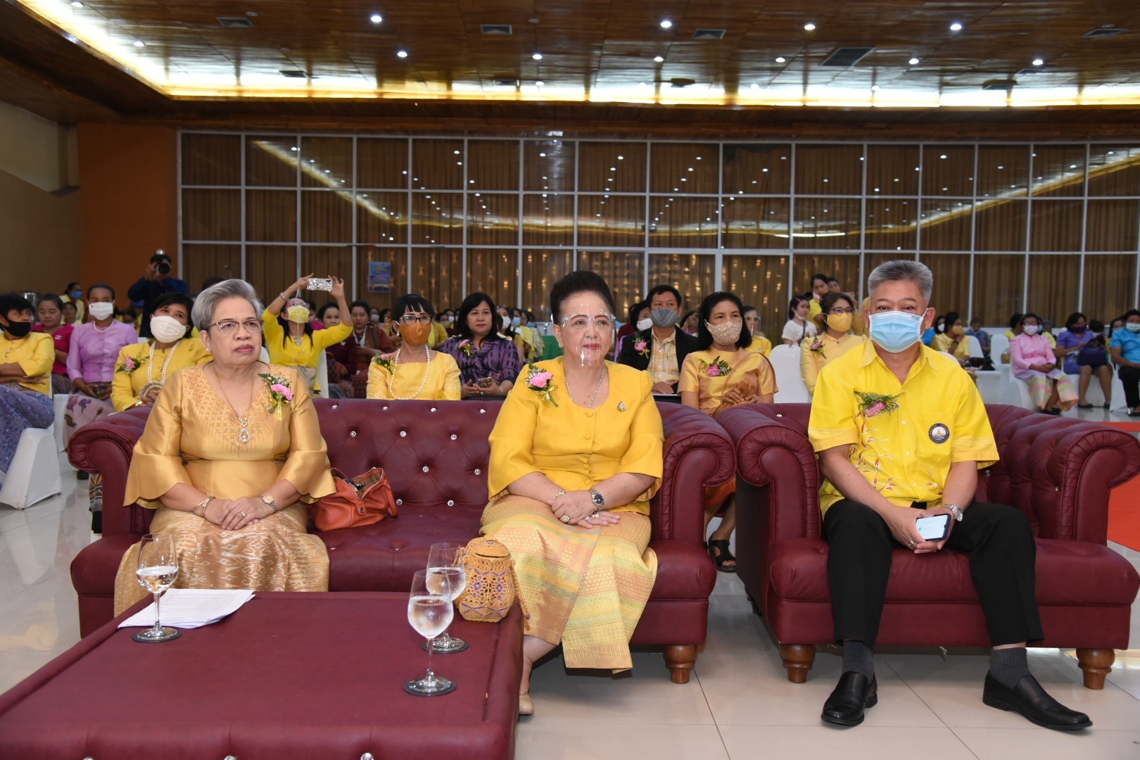 พช.แปดริ้ว ประกวดผ้า “สืบสาน อนุรักษ์ศิลป์ผ้าถิ่นไทย ดำรงไว้ในแผ่นดิน” และมอบเมล็ดพันธุ์ผักแก่สตรี ปลูกผักระยะที่ 2 สร้างวัฒนธรรมปลูกผักประจำครัวเรือน