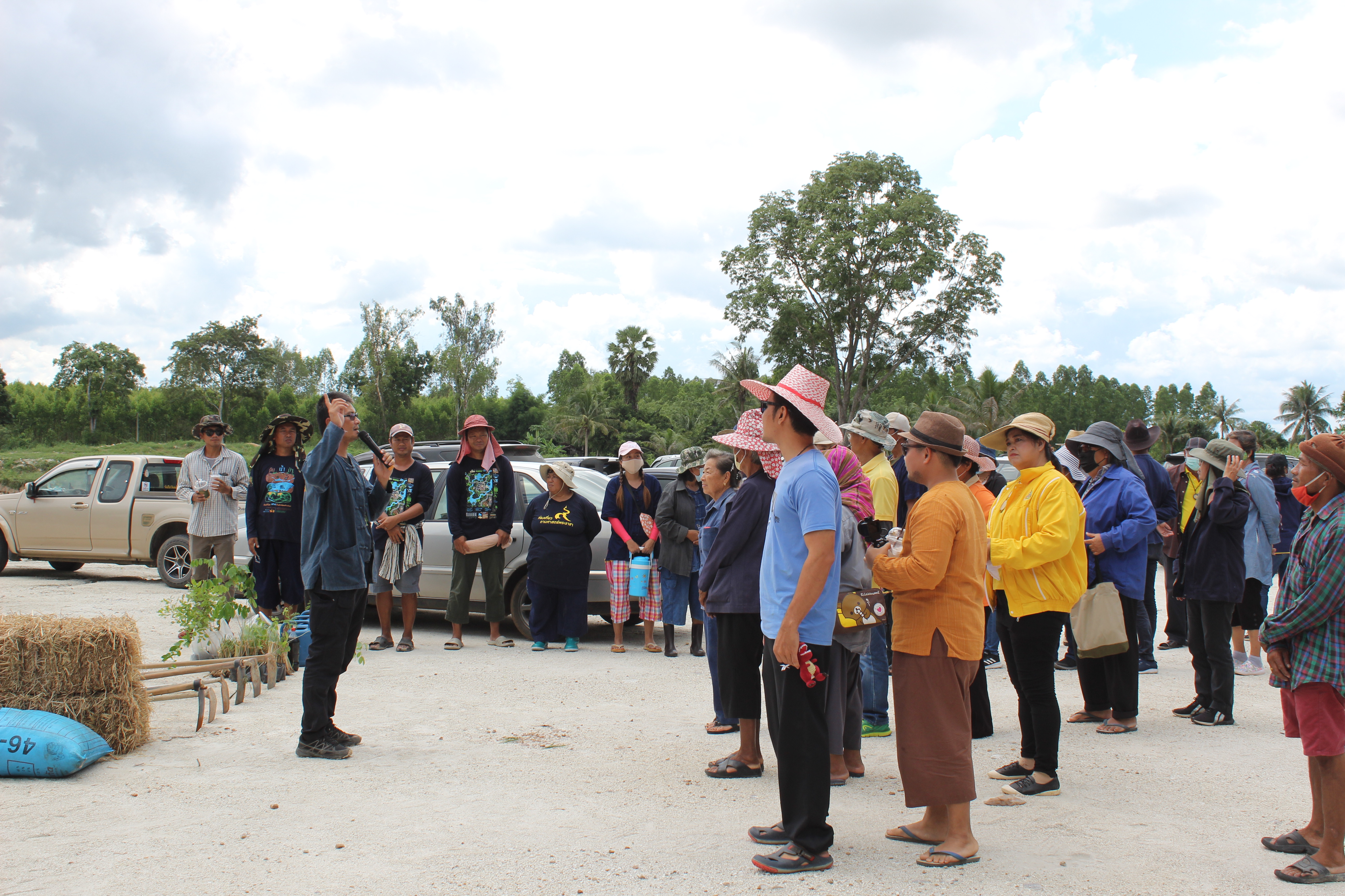 สำนักงานพัฒนาชุมชนจังหวัดฉะเชิงเทรา ผนึกความร่วมมือกับเครือข่ายศูนย์กสิกรรมธรรมชาติ เอามื้อสามัคคี ณ วัดโกรกแก้ววงพระจันทร์