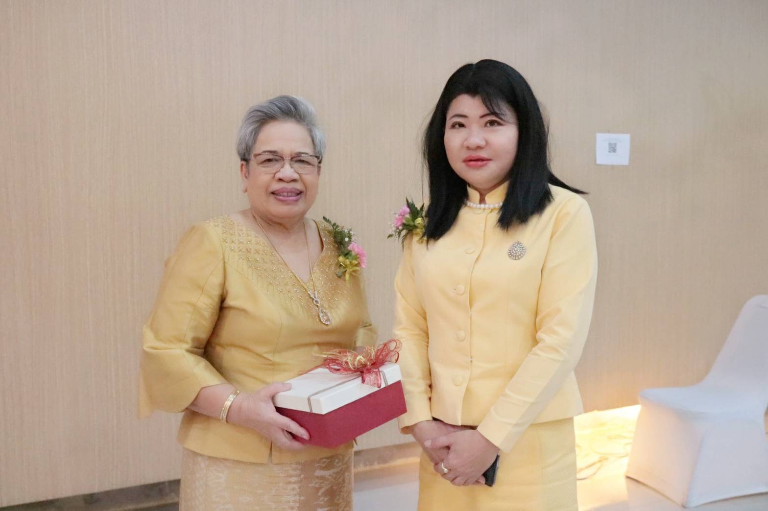 พช.แปดริ้ว ประกวดผ้า “สืบสาน อนุรักษ์ศิลป์ผ้าถิ่นไทย ดำรงไว้ในแผ่นดิน” และมอบเมล็ดพันธุ์ผักแก่สตรี ปลูกผักระยะที่ 2 สร้างวัฒนธรรมปลูกผักประจำครัวเรือน