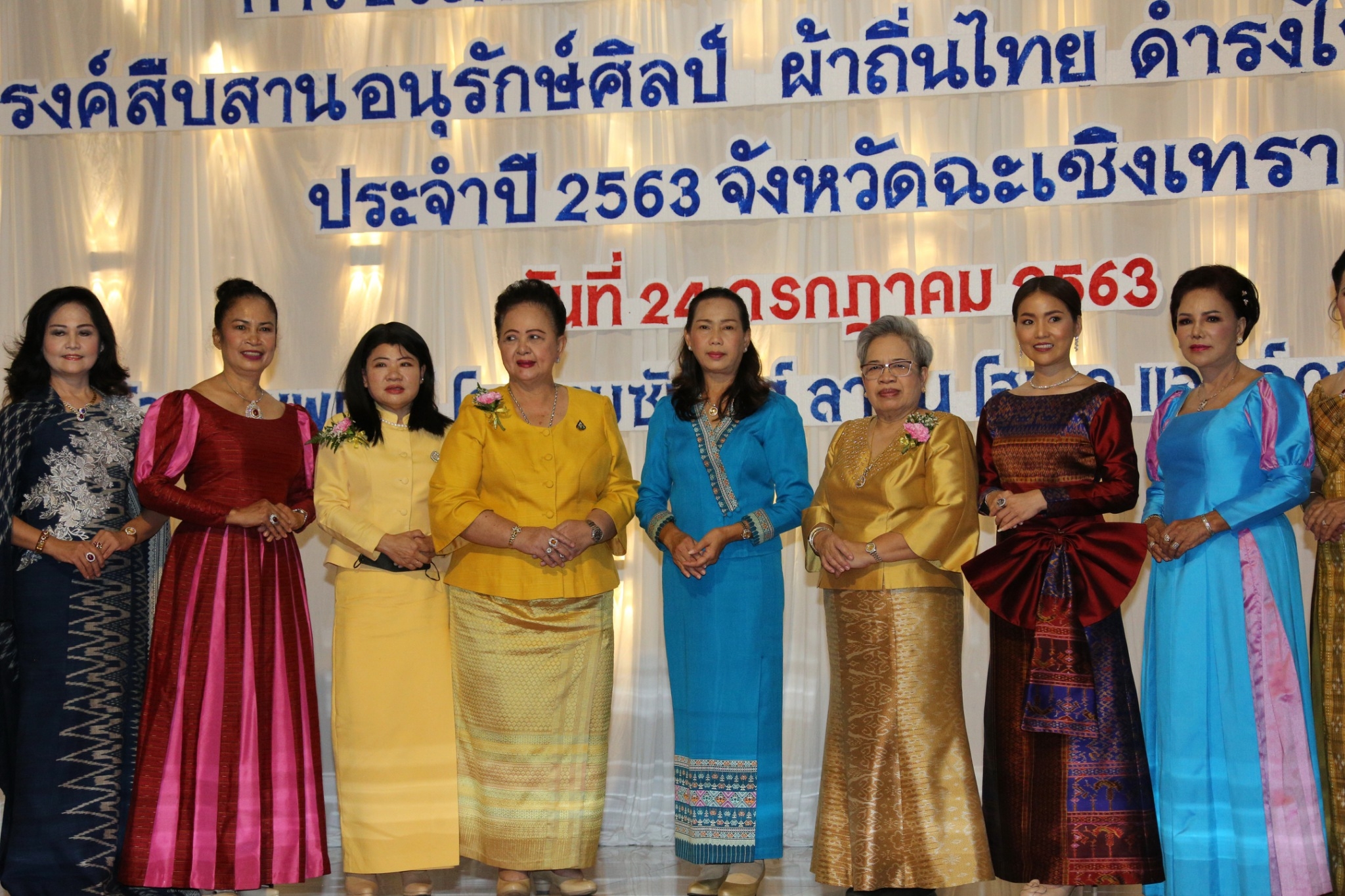 พช.แปดริ้ว ประกวดผ้า “สืบสาน อนุรักษ์ศิลป์ผ้าถิ่นไทย ดำรงไว้ในแผ่นดิน” และมอบเมล็ดพันธุ์ผักแก่สตรี ปลูกผักระยะที่ 2 สร้างวัฒนธรรมปลูกผักประจำครัวเรือน